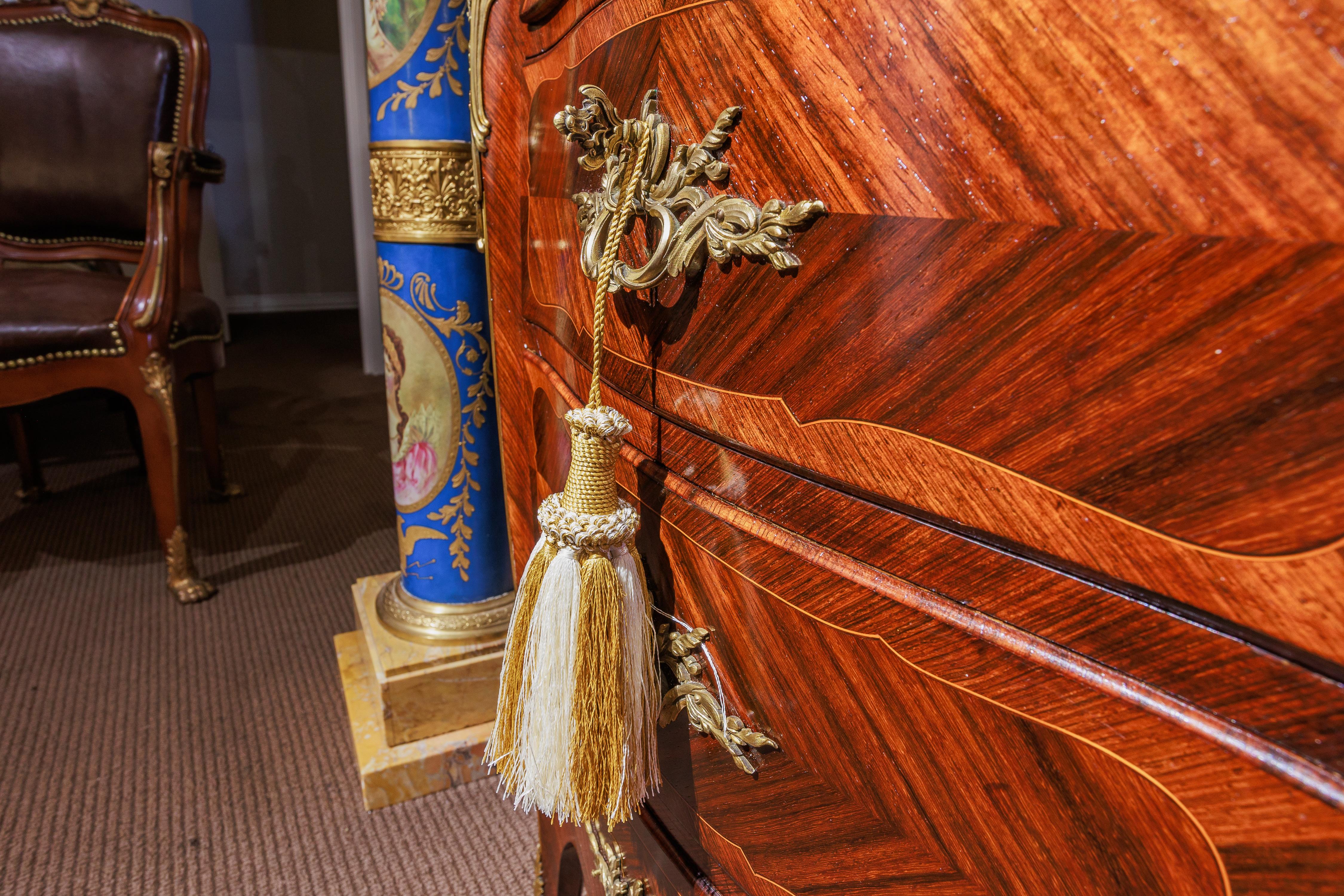 Dorato Un raffinato piccolo Chiffonier della fine del XIX secolo di Francois Link in vendita