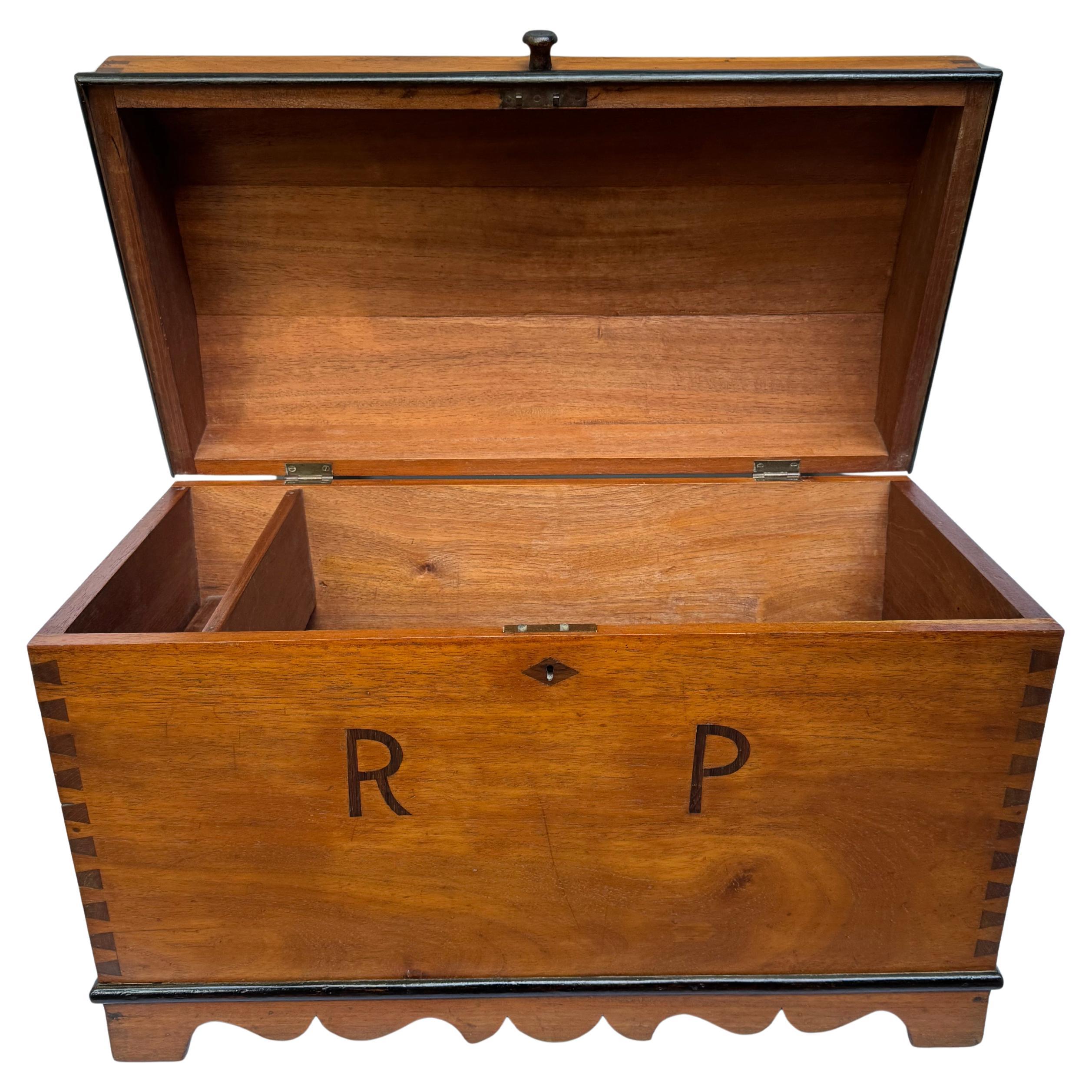 Altro Un raffinato cassettone tedesco-brasiliano di fine Ottocento/inizio Novecento a Peroba do Campo in vendita