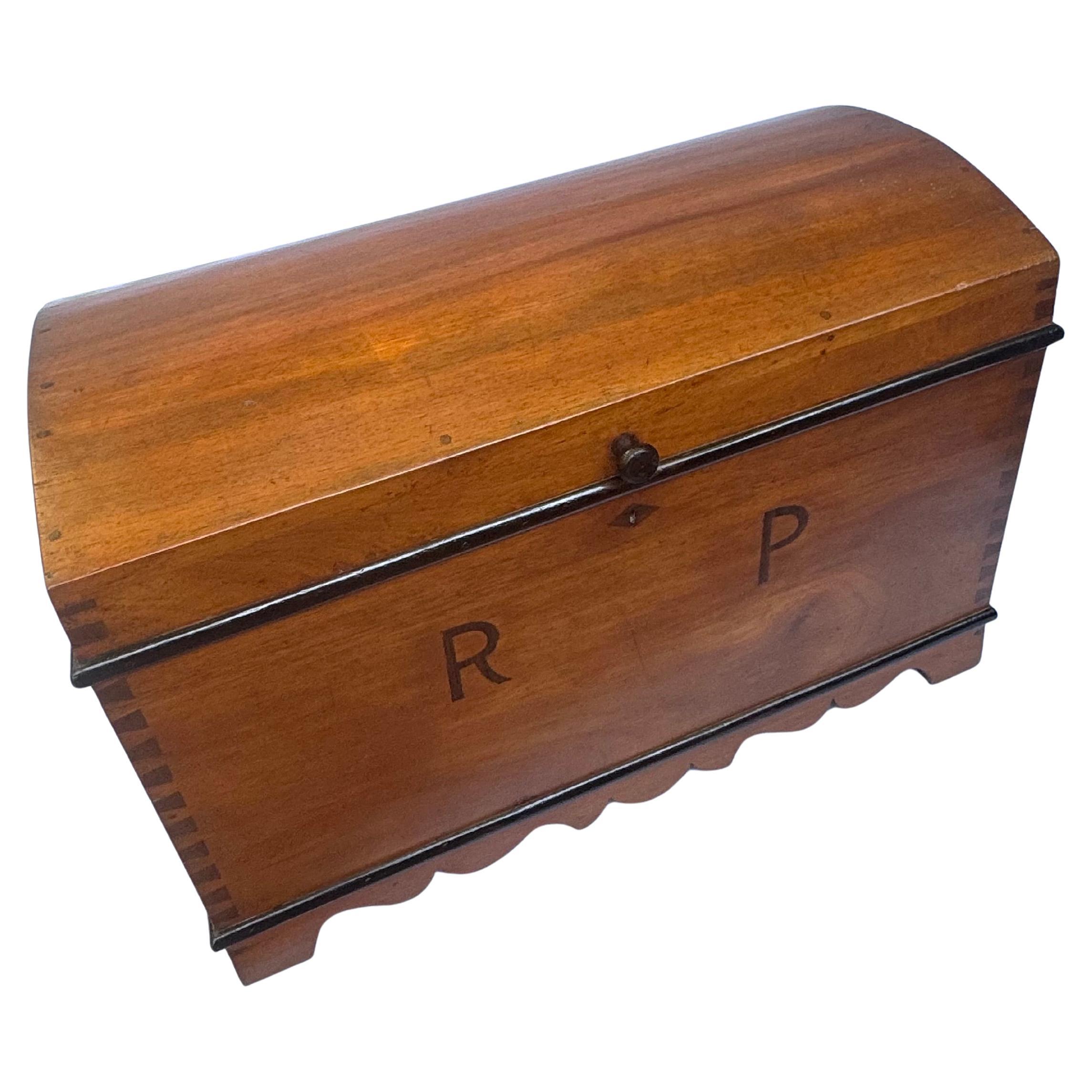 Marqueterie Un raffinato cassettone tedesco-brasiliano di fine Ottocento/inizio Novecento a Peroba do Campo in vendita