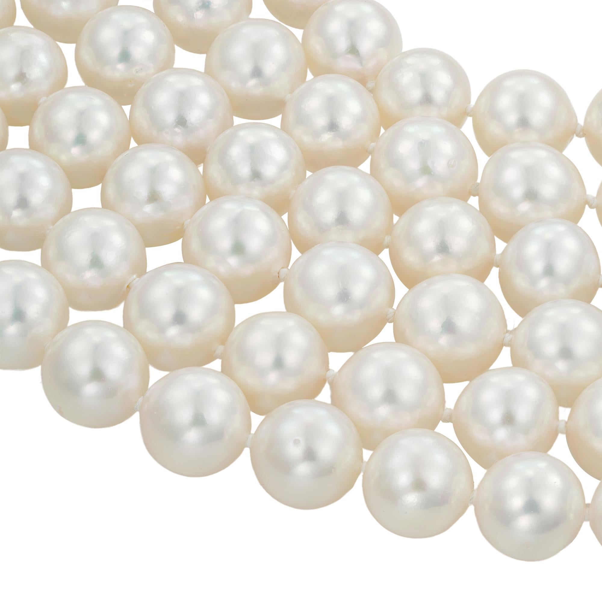 Un long collier de perles de culture d'eau salée, composé de cent vingt-six perles d'Akoya mesurant de 9,5 à 10 mm de diamètre, toutes enfilées et nouées en une seule rangée mesurant environ 128 cm de long, poids brut 161,6 grammes.

Ce collier de