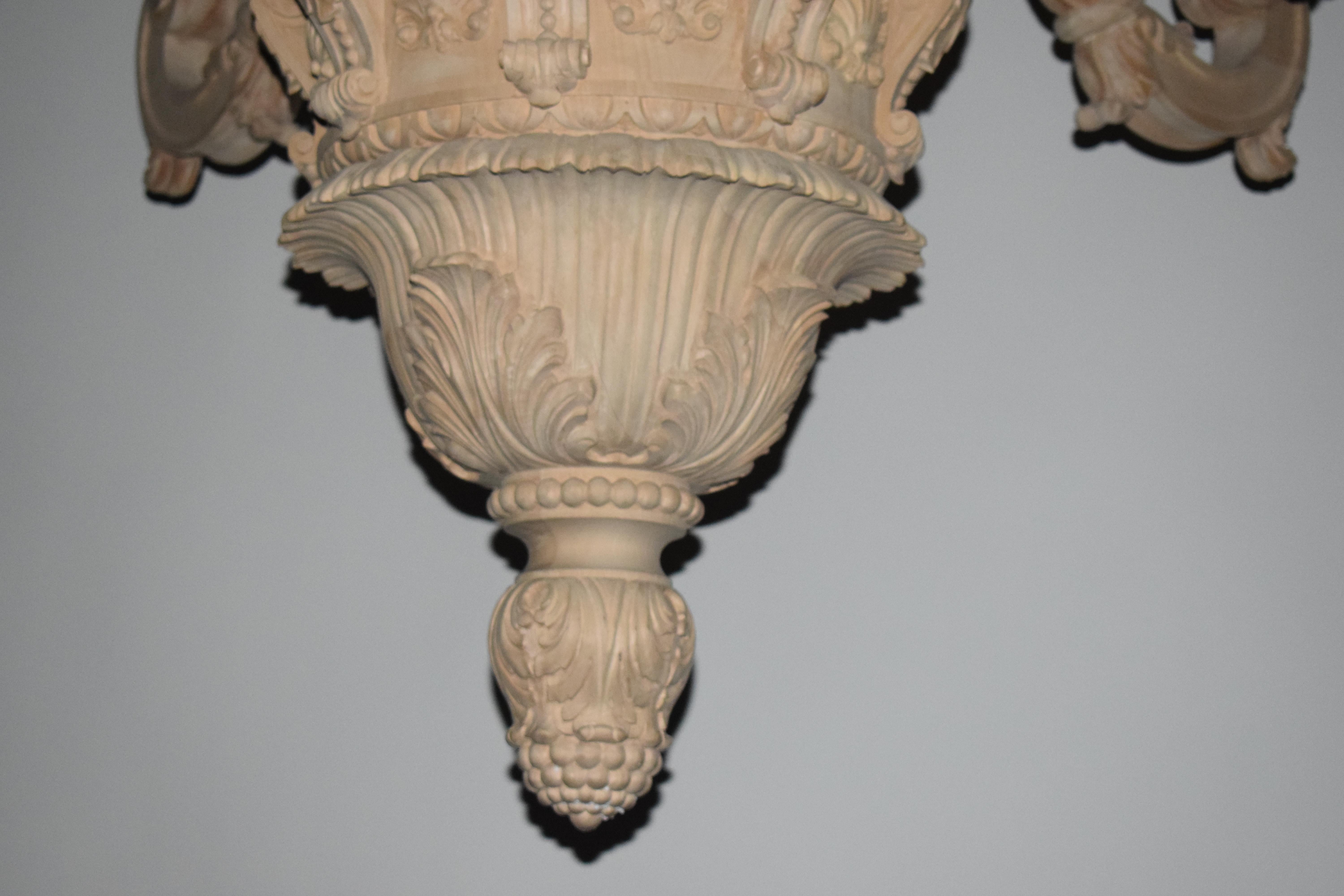 Raffinato lampadario in legno in stile Luigi XIV in vendita 8