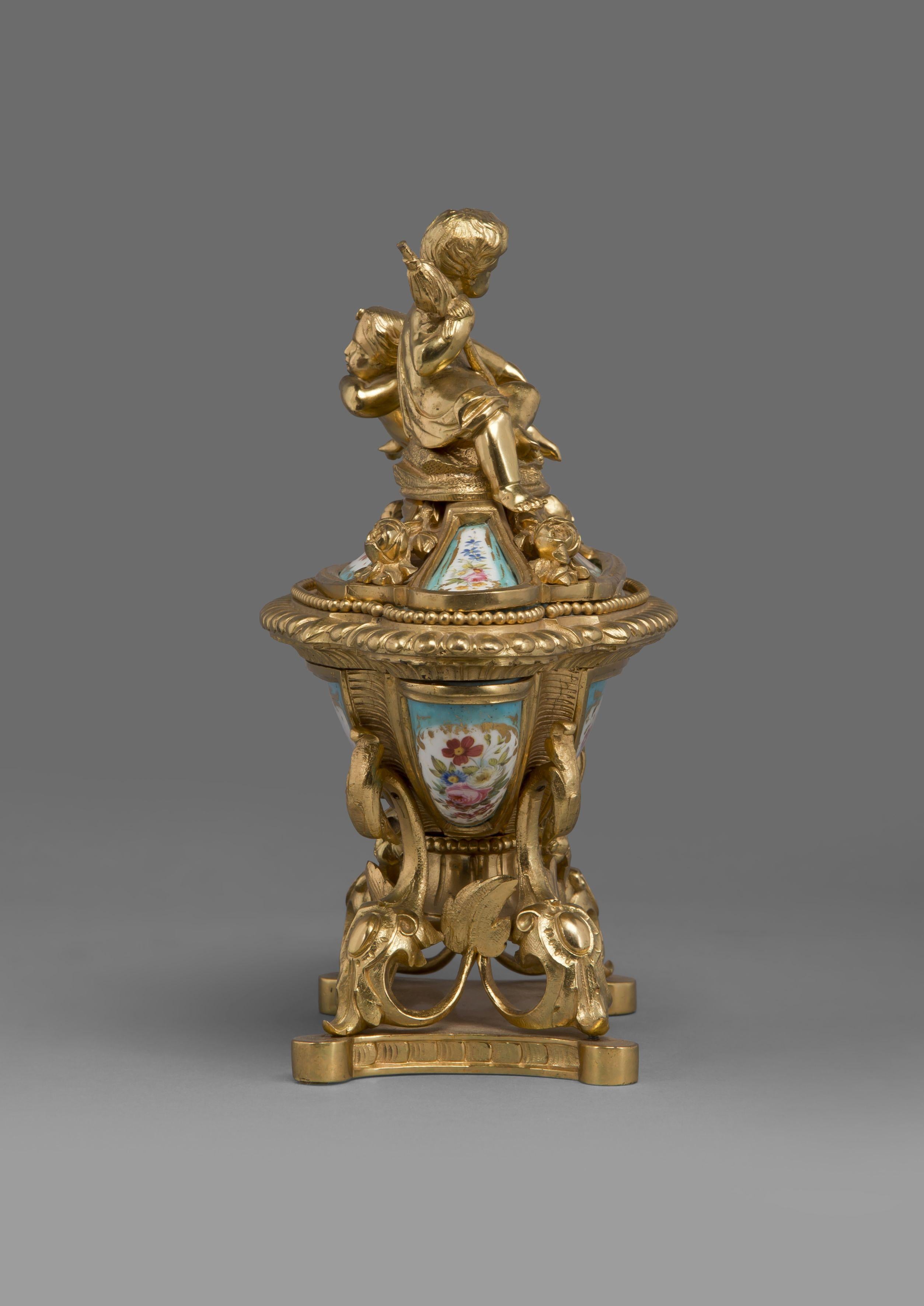 Doré Encrier de style Louis XV en bronze doré et porcelaine de Sèvres, vers 1890 en vente