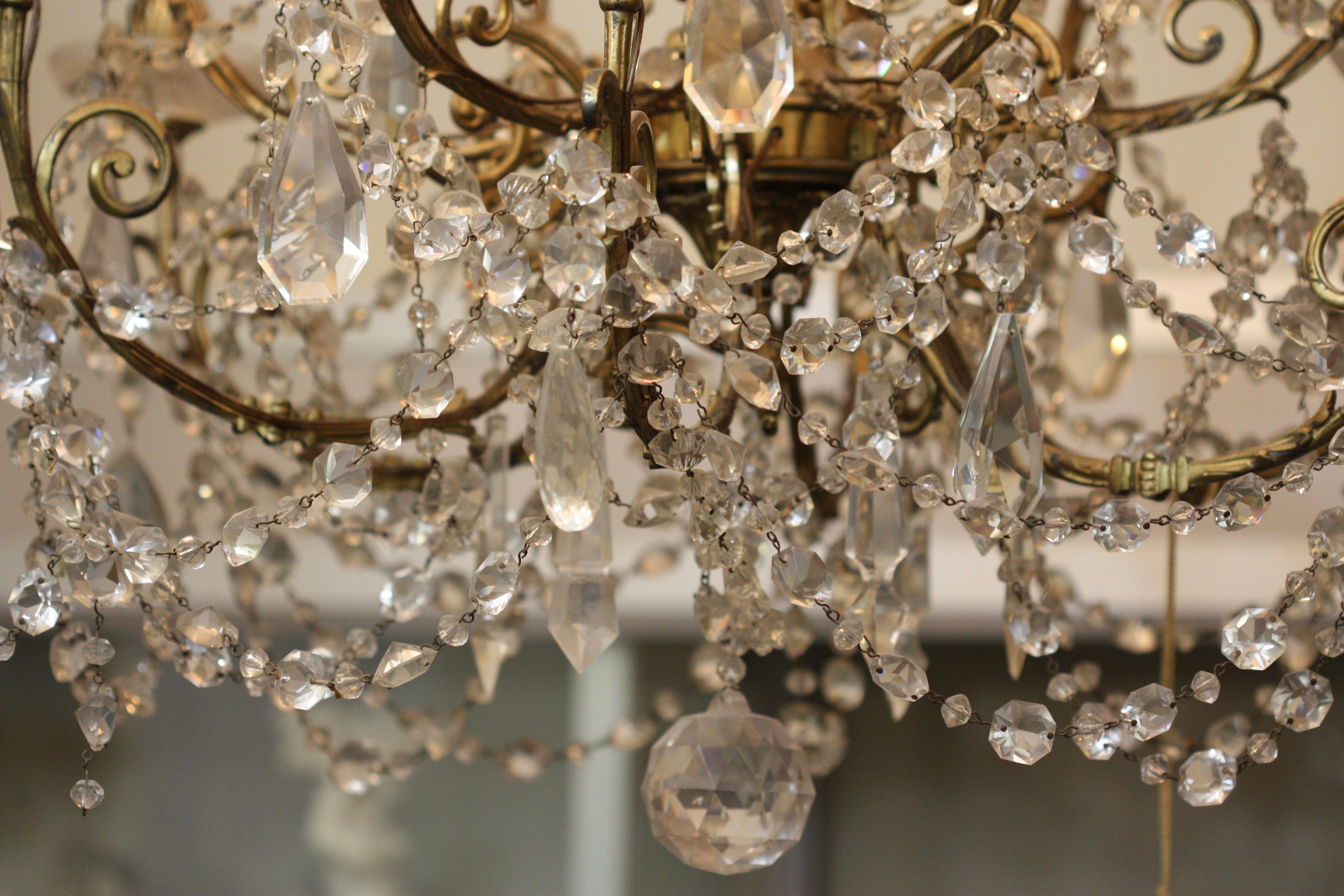 Verre Lustre de style Louis XV à 18 éclairages en bronze doré et cristal taillé, XIXe siècle en vente