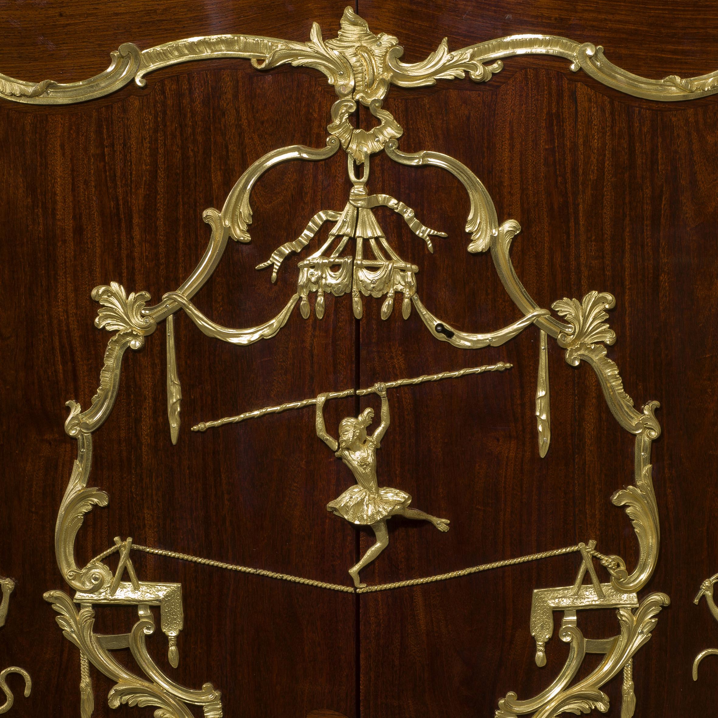 Français Belle armoire latérale de style Louis XV en acajou monté sur bronze doré en vente