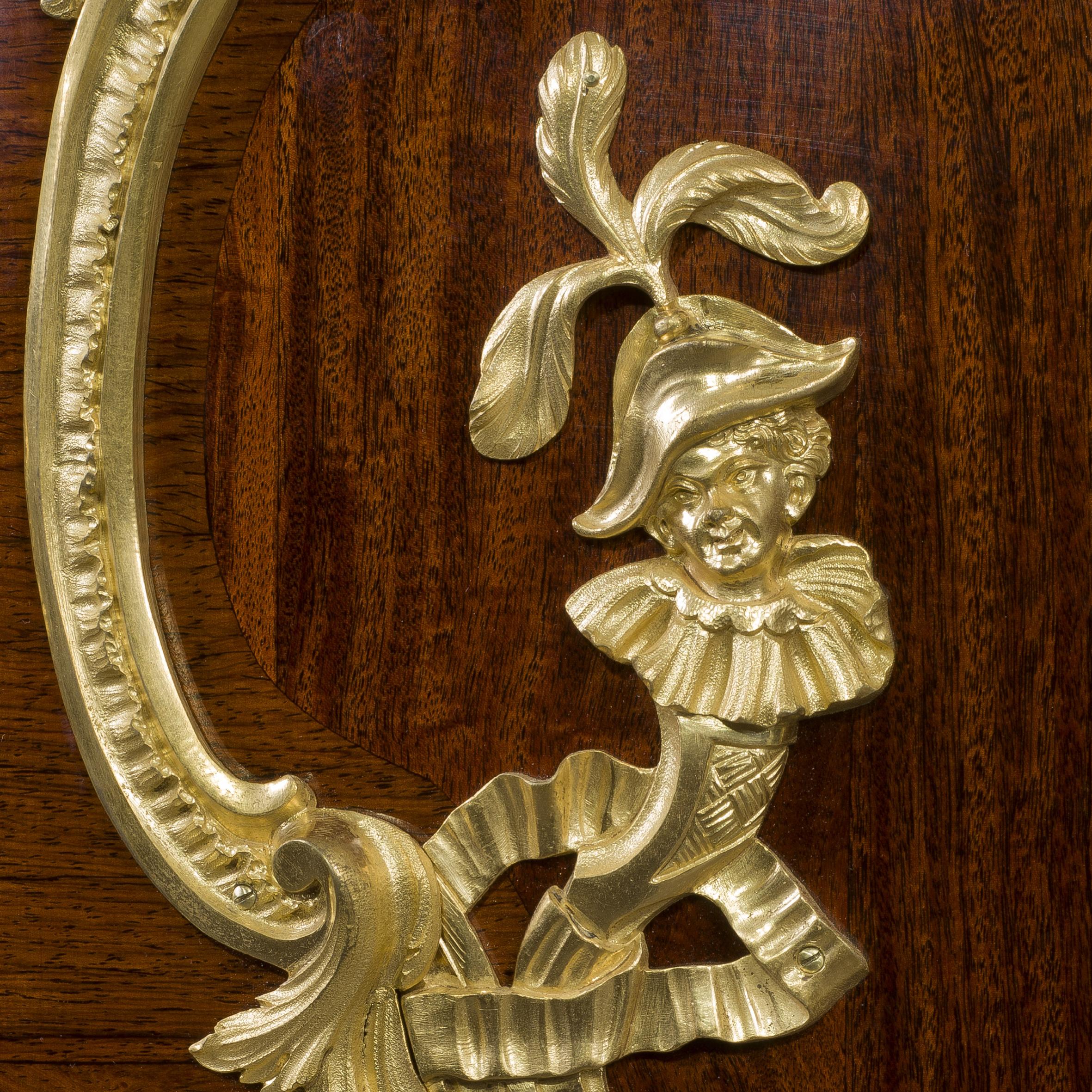 Doré Belle armoire latérale de style Louis XV en acajou monté sur bronze doré en vente