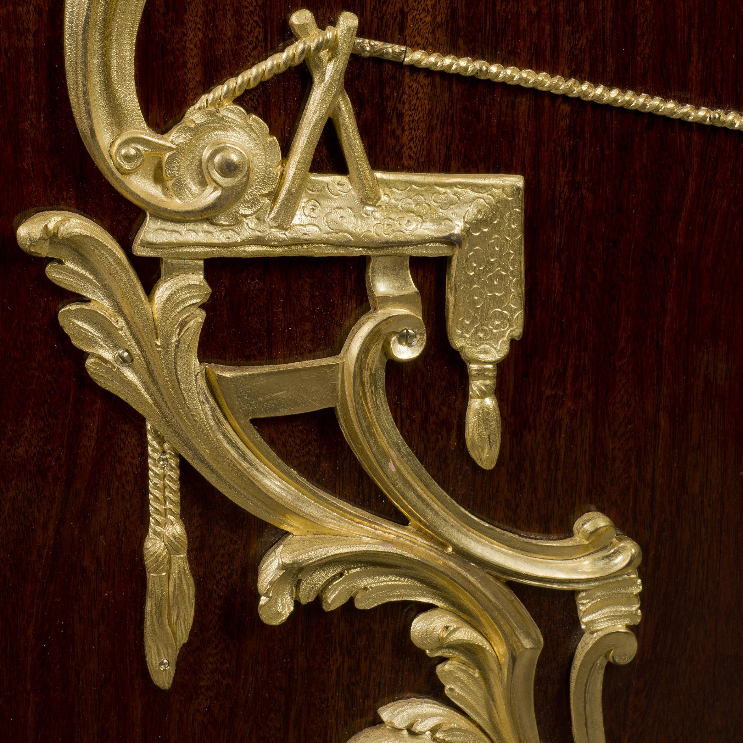 XIXe siècle Belle armoire latérale de style Louis XV en acajou monté sur bronze doré en vente