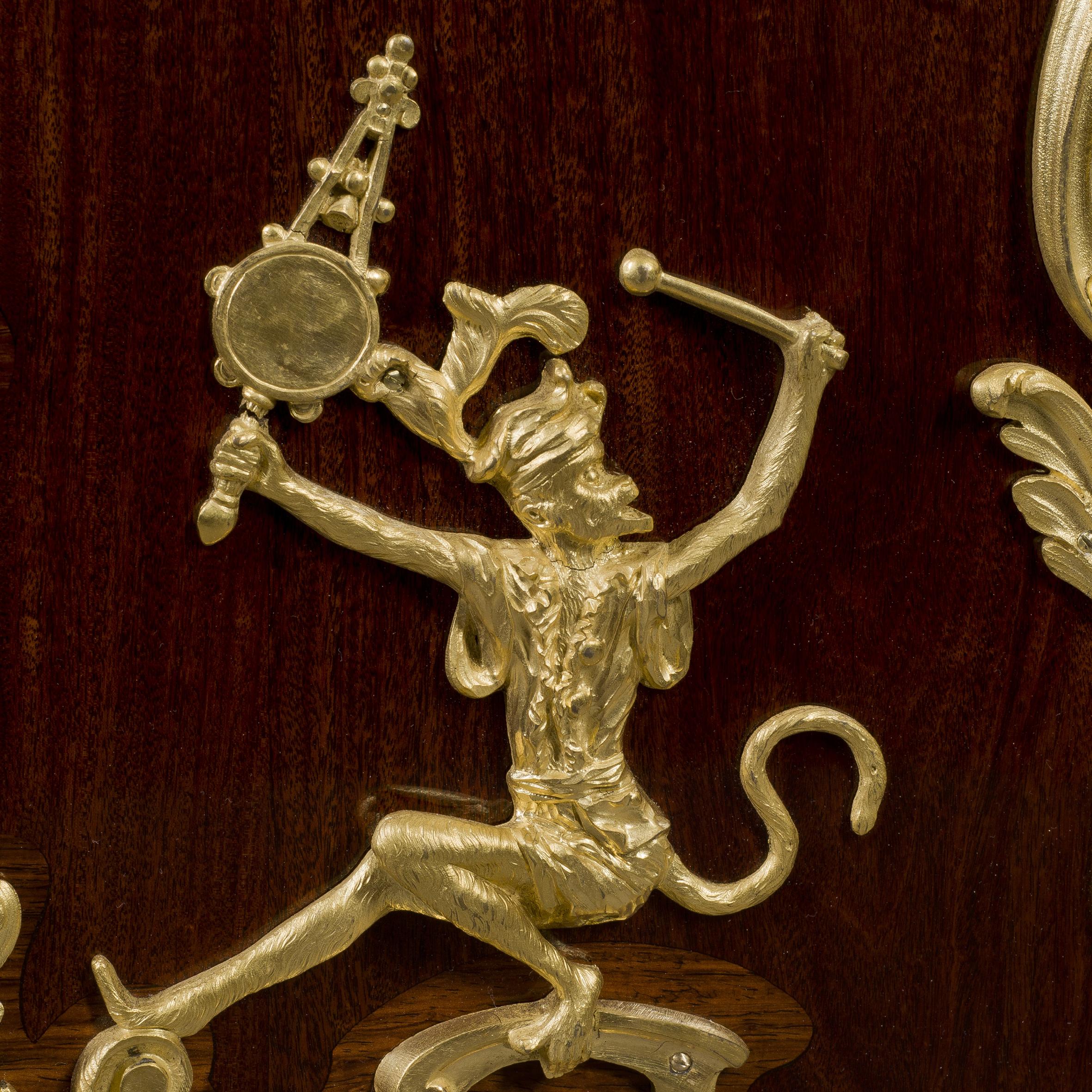 Bronze Belle armoire latérale de style Louis XV en acajou monté sur bronze doré en vente