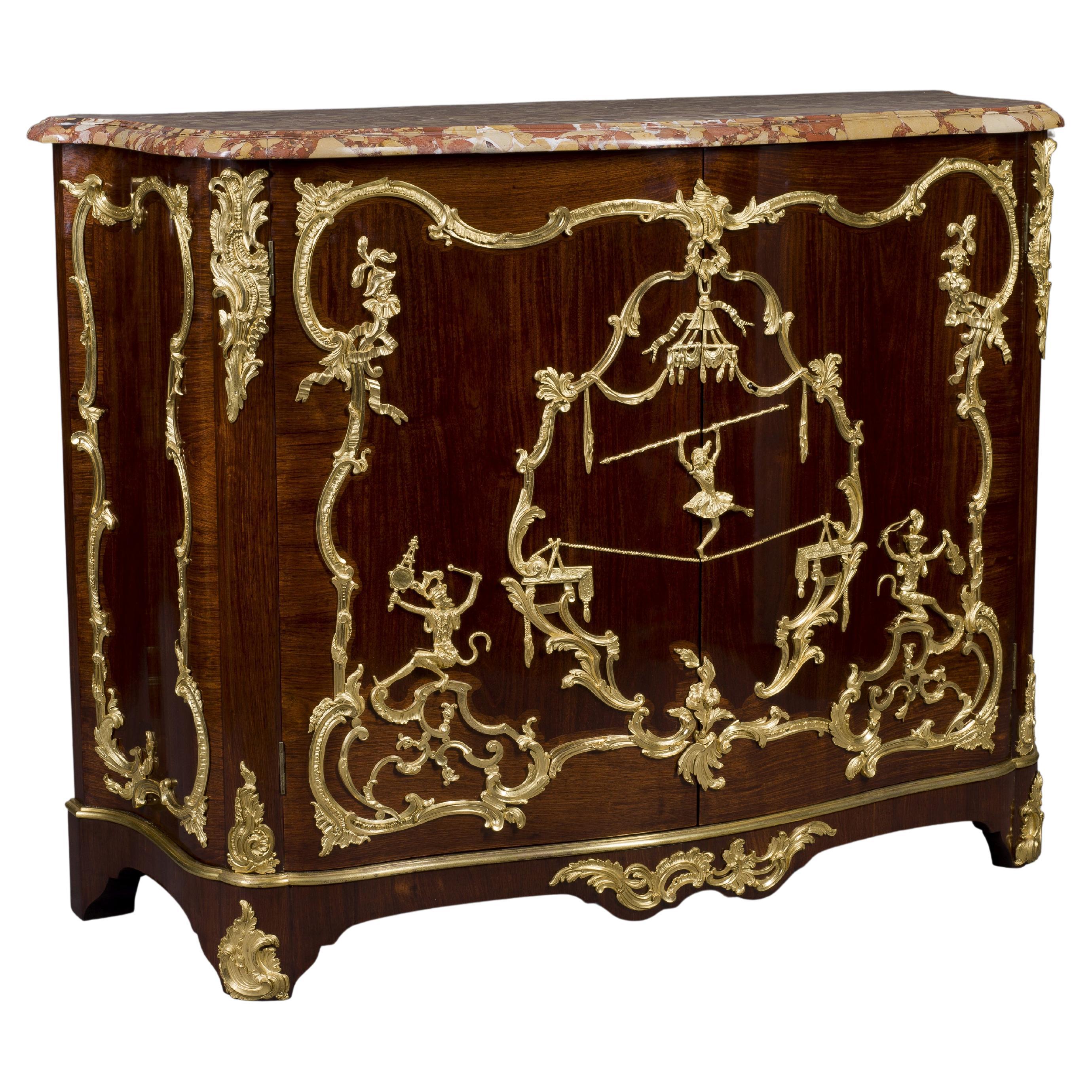 Belle armoire latérale de style Louis XV en acajou monté sur bronze doré