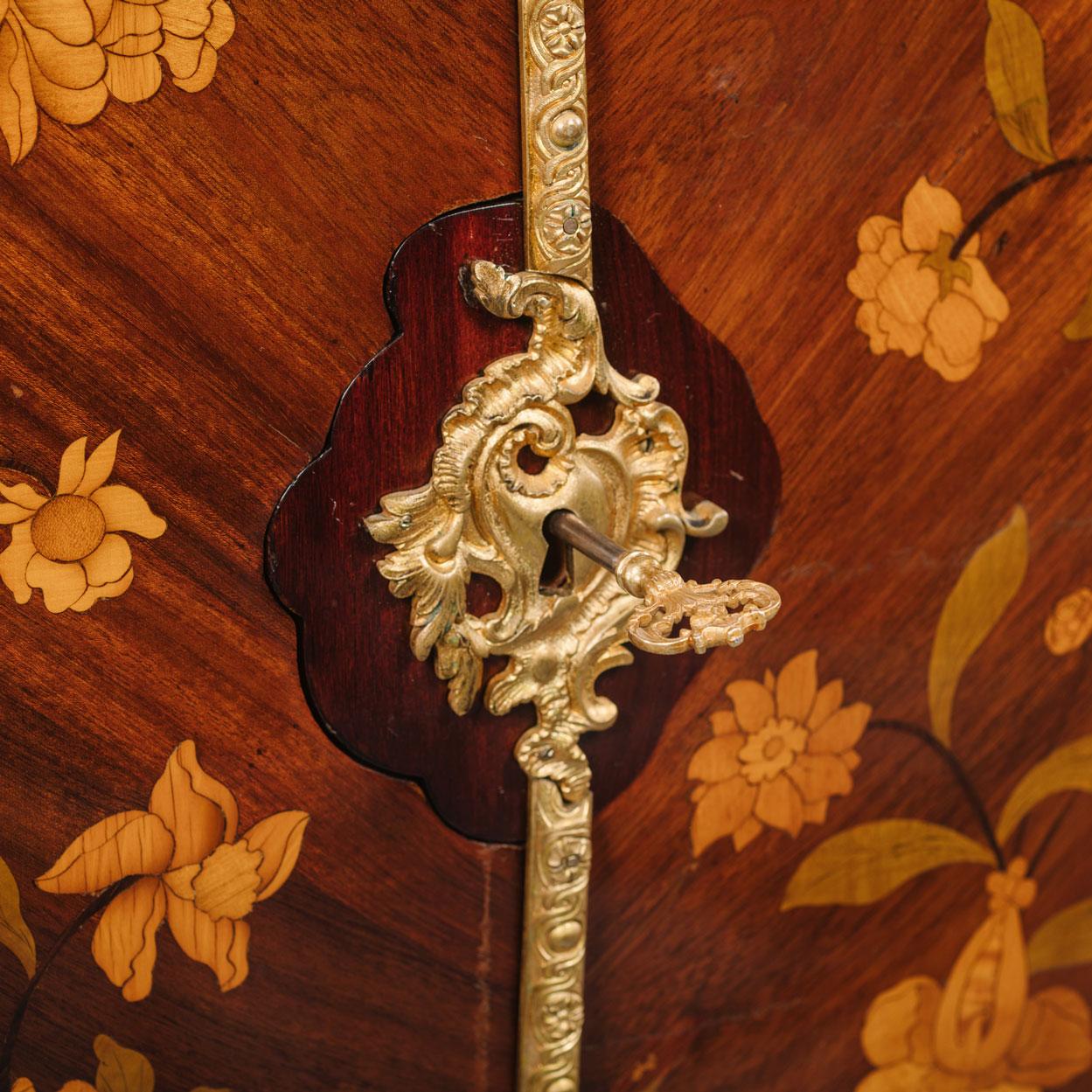 Kommode im Louis-XV-Stil mit Intarsien aus vergoldeter Bronze und vergoldeter Bronze im Zustand „Gut“ im Angebot in Brighton, West Sussex