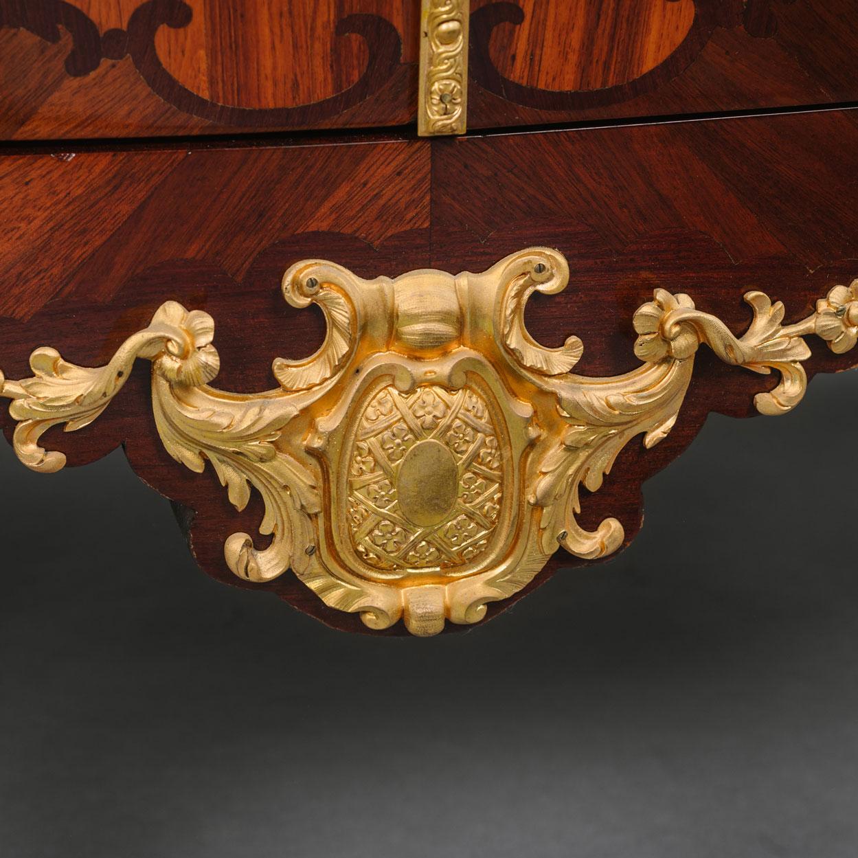 Kommode im Louis-XV-Stil mit Intarsien aus vergoldeter Bronze und vergoldeter Bronze im Angebot 1