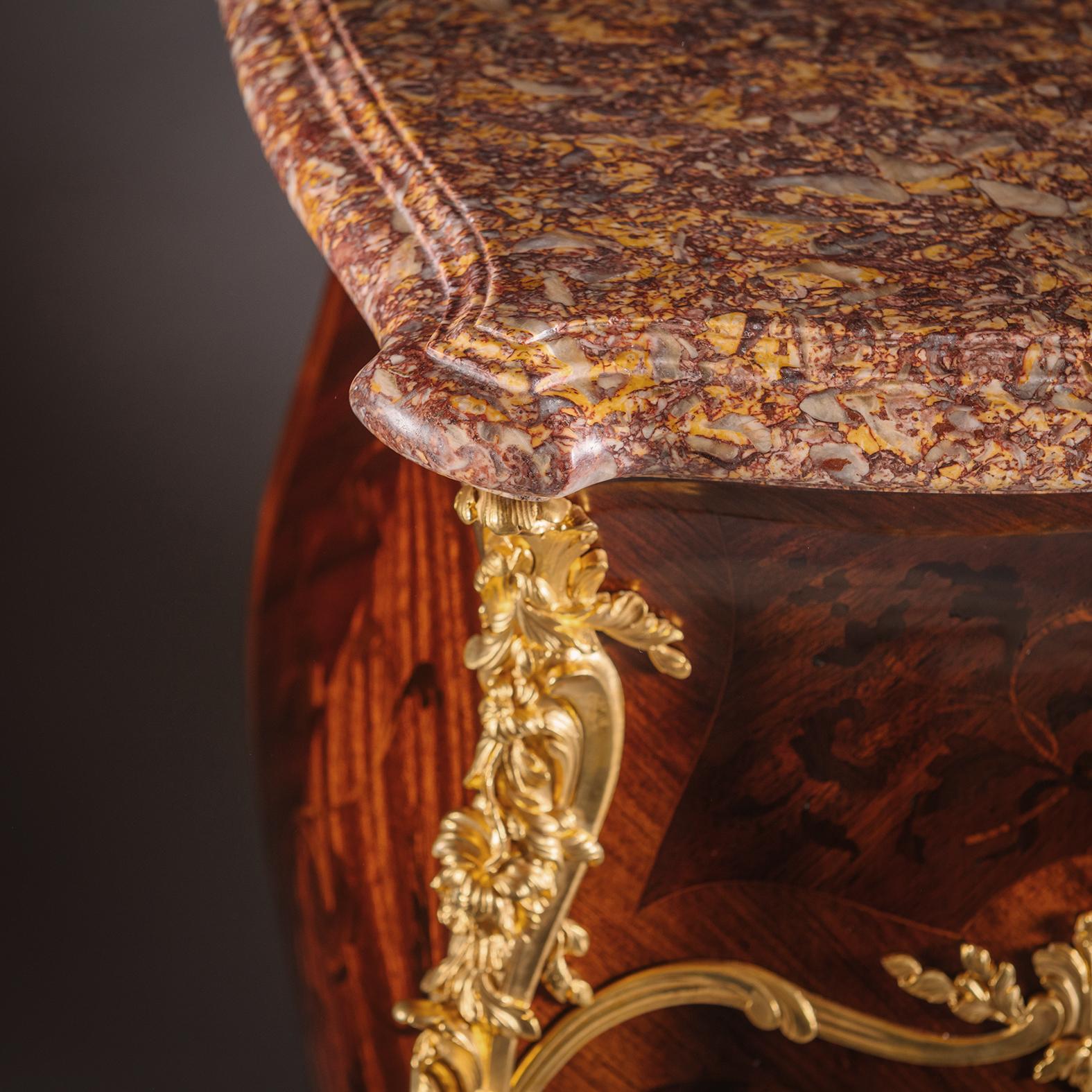 Francese Un raffinato piedistallo in intarsio montato in bronzo dorato in stile Luigi XV, con piano in marmo, B. A. B. in vendita