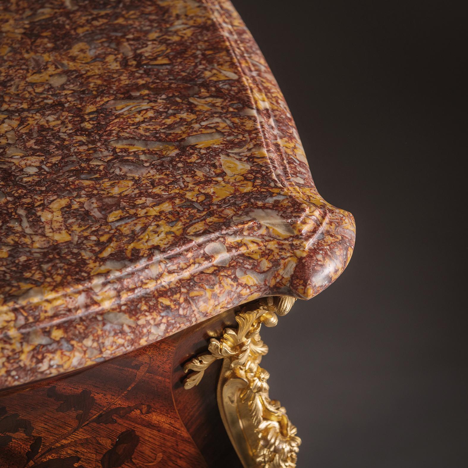 Similoro Un raffinato piedistallo in intarsio montato in bronzo dorato in stile Luigi XV, con piano in marmo, B. A. B. in vendita