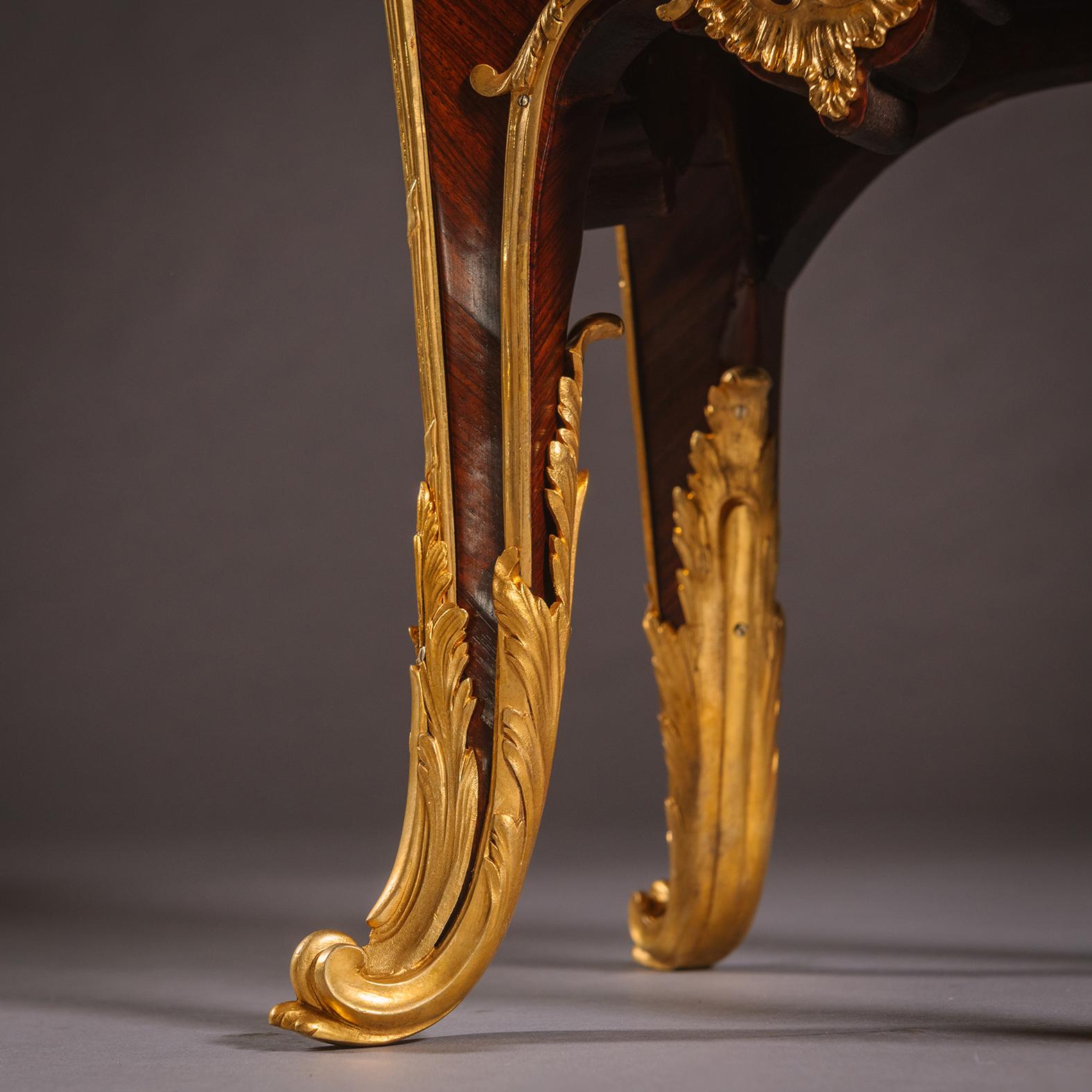 Un raffinato piedistallo in intarsio montato in bronzo dorato in stile Luigi XV, con piano in marmo, B. A. B. in vendita 1