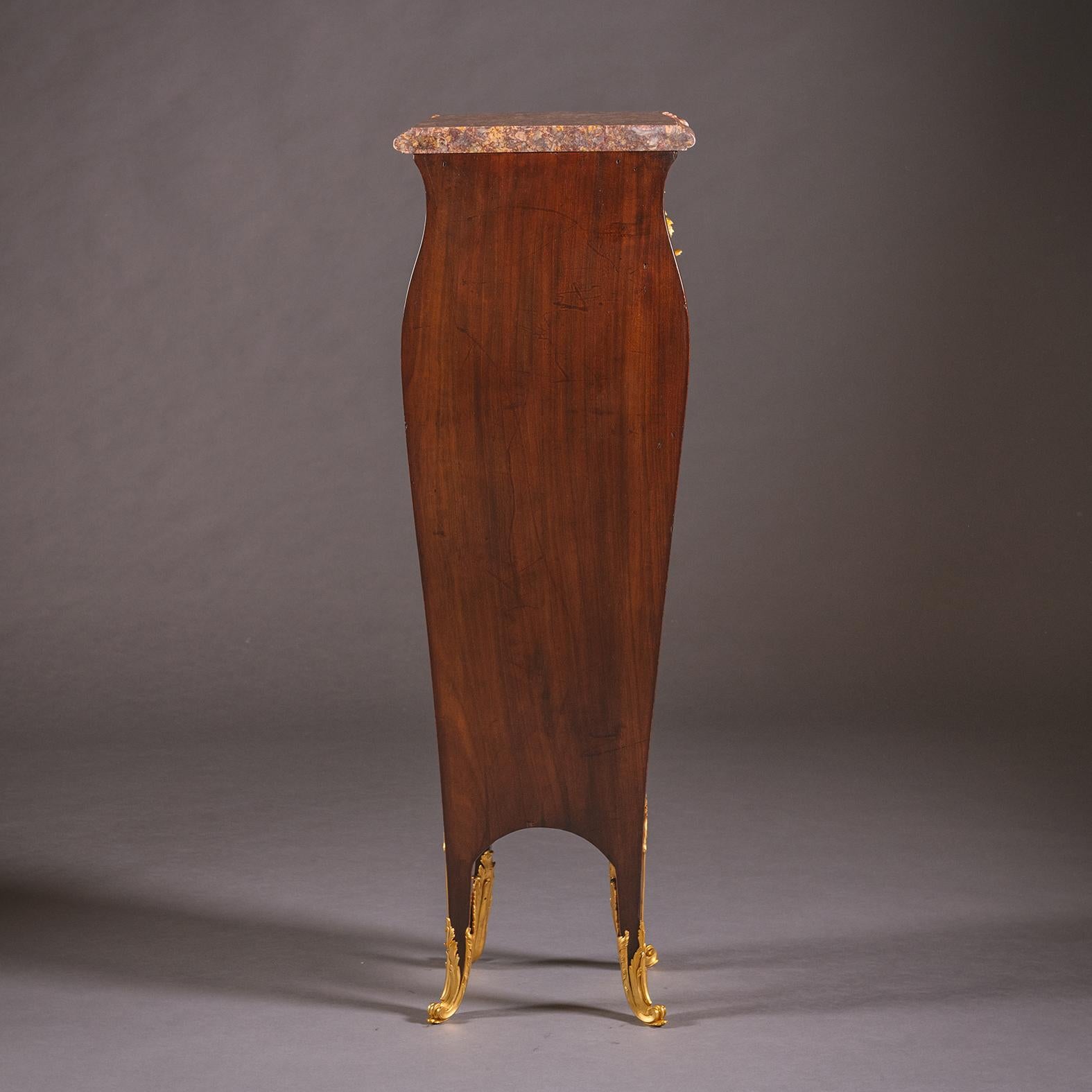 Un raffinato piedistallo in intarsio montato in bronzo dorato in stile Luigi XV, con piano in marmo, B. A. B. in vendita 2