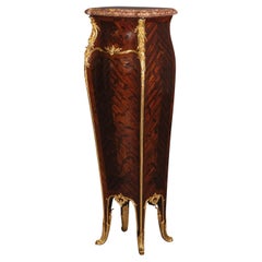 Fino pedestal de marquetería con montura de bronce dorado estilo Luis XV, con tapa de mármol, B