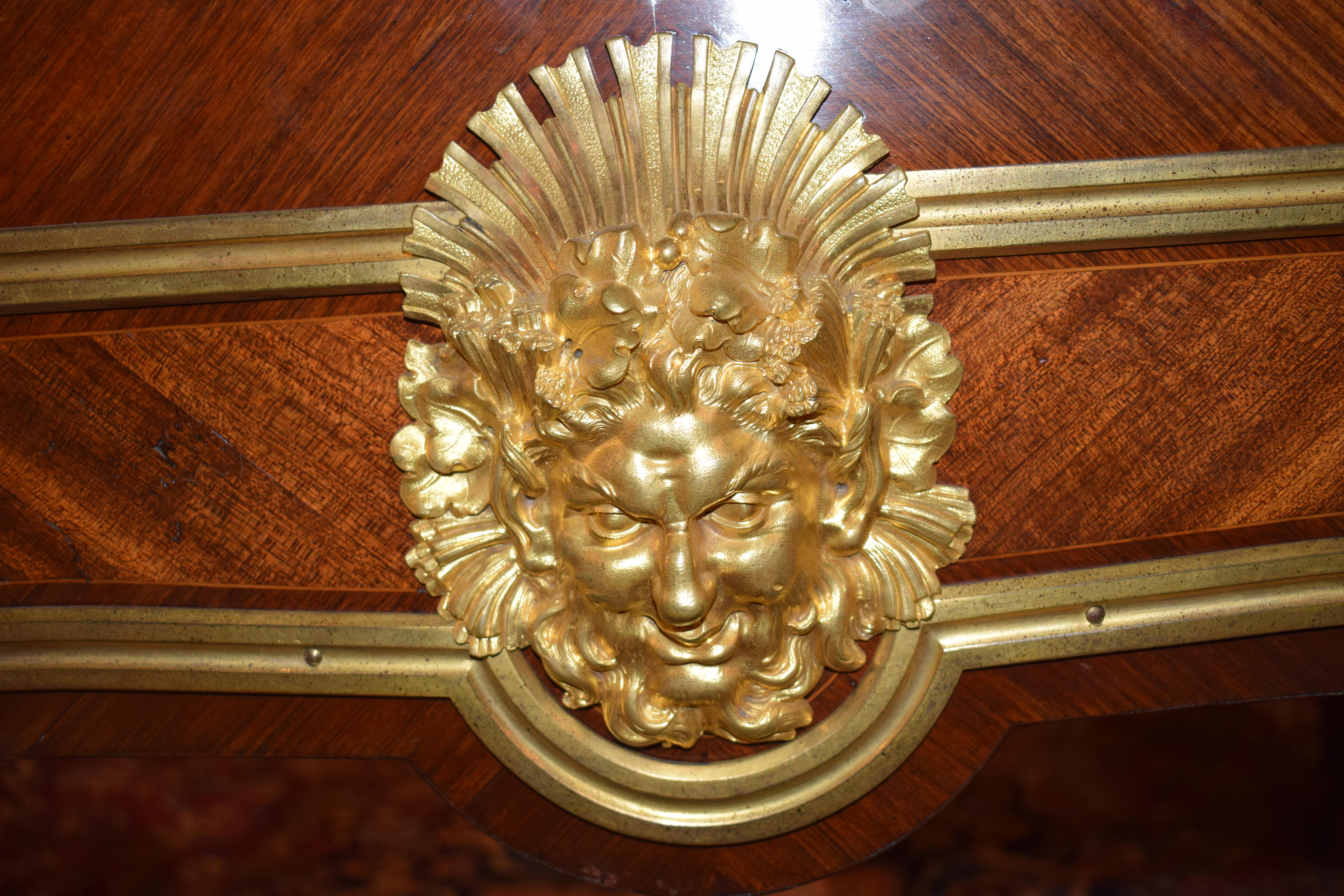 Vergoldete Bronze-Teller aus Tulpenholz im Louis XV.-Stil im Angebot 5
