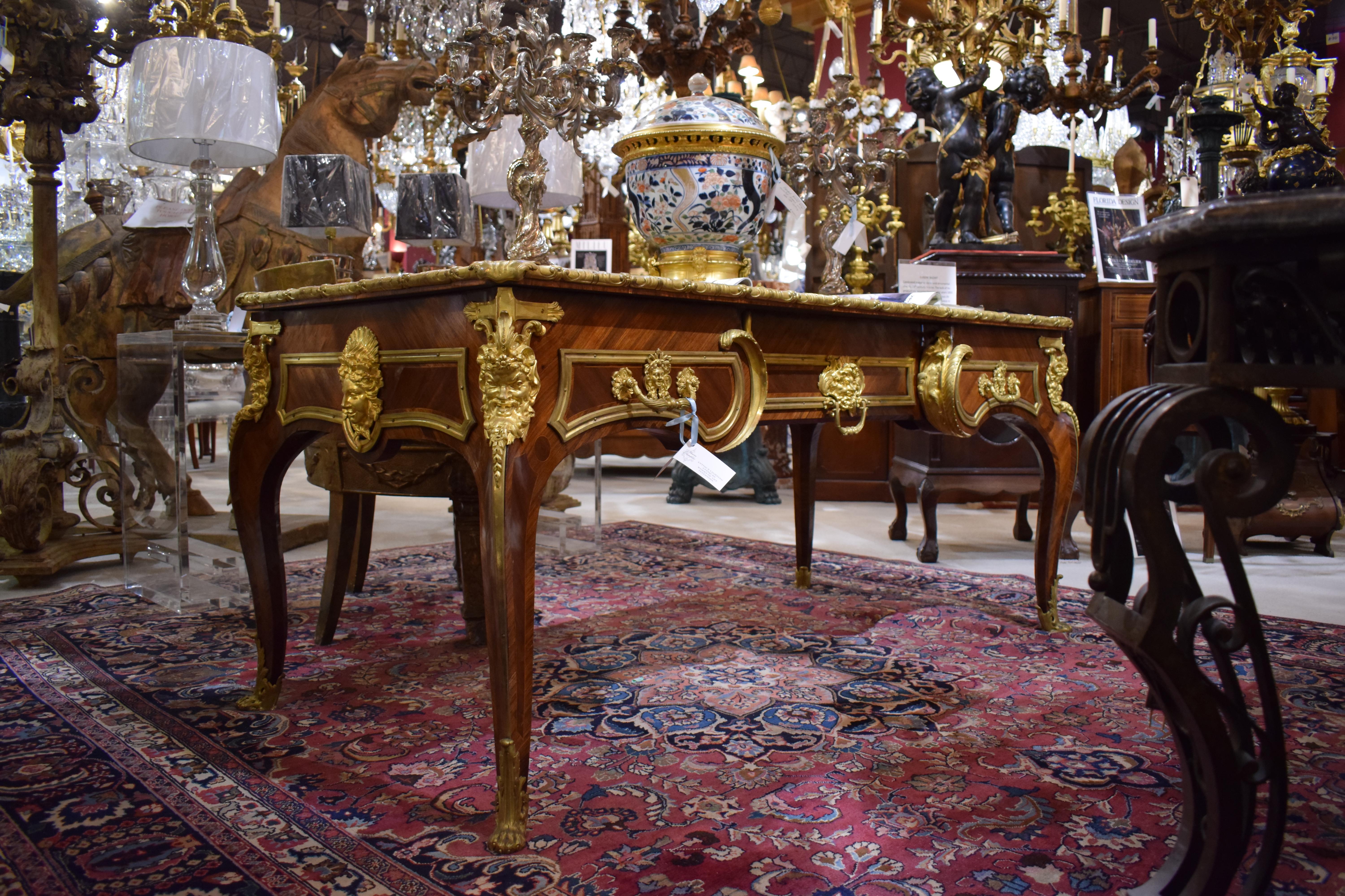 Doré Assiette de bureau de style Louis XV en bois de tulipier montée sur bronze doré en vente