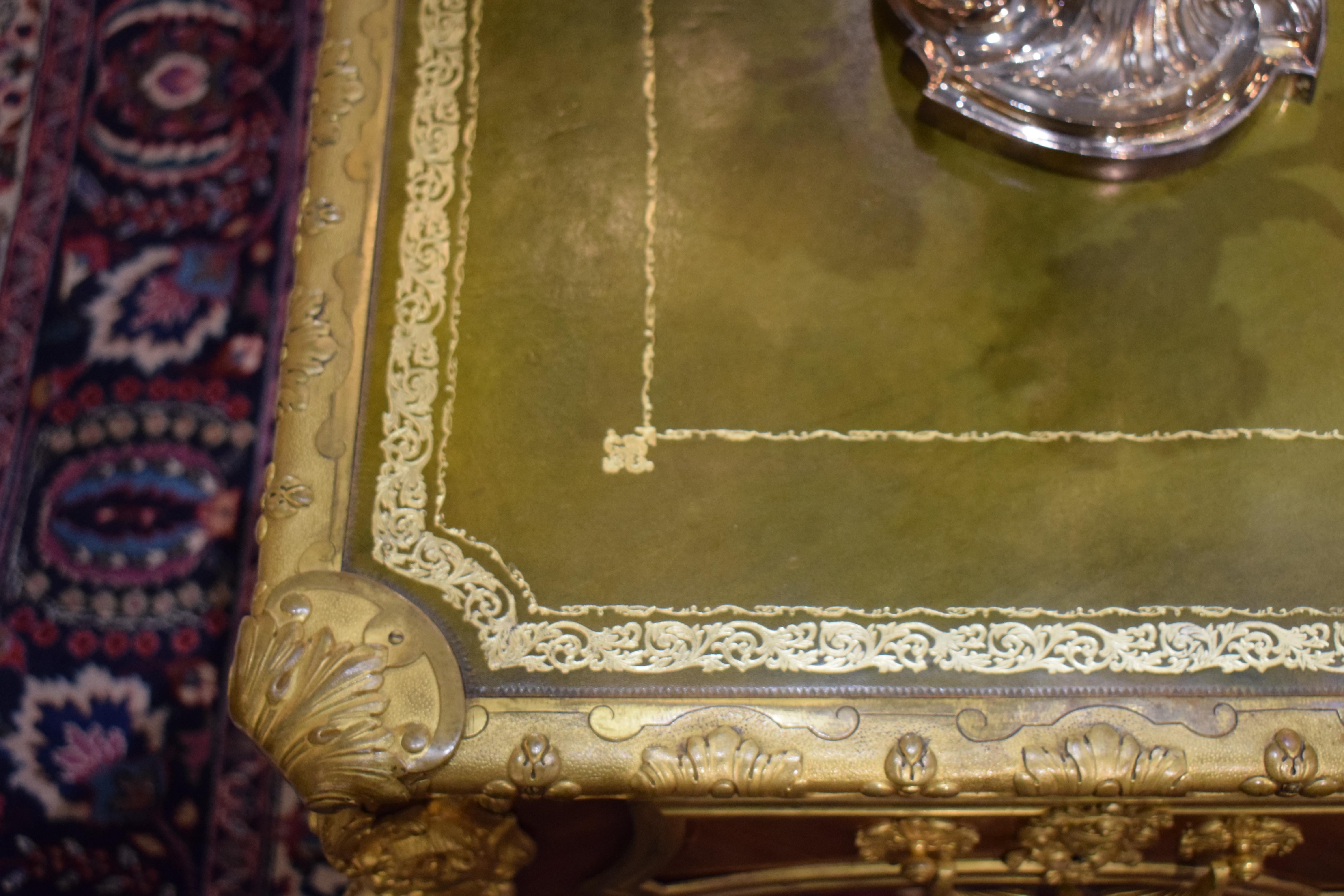 Bronze Assiette de bureau de style Louis XV en bois de tulipier montée sur bronze doré en vente