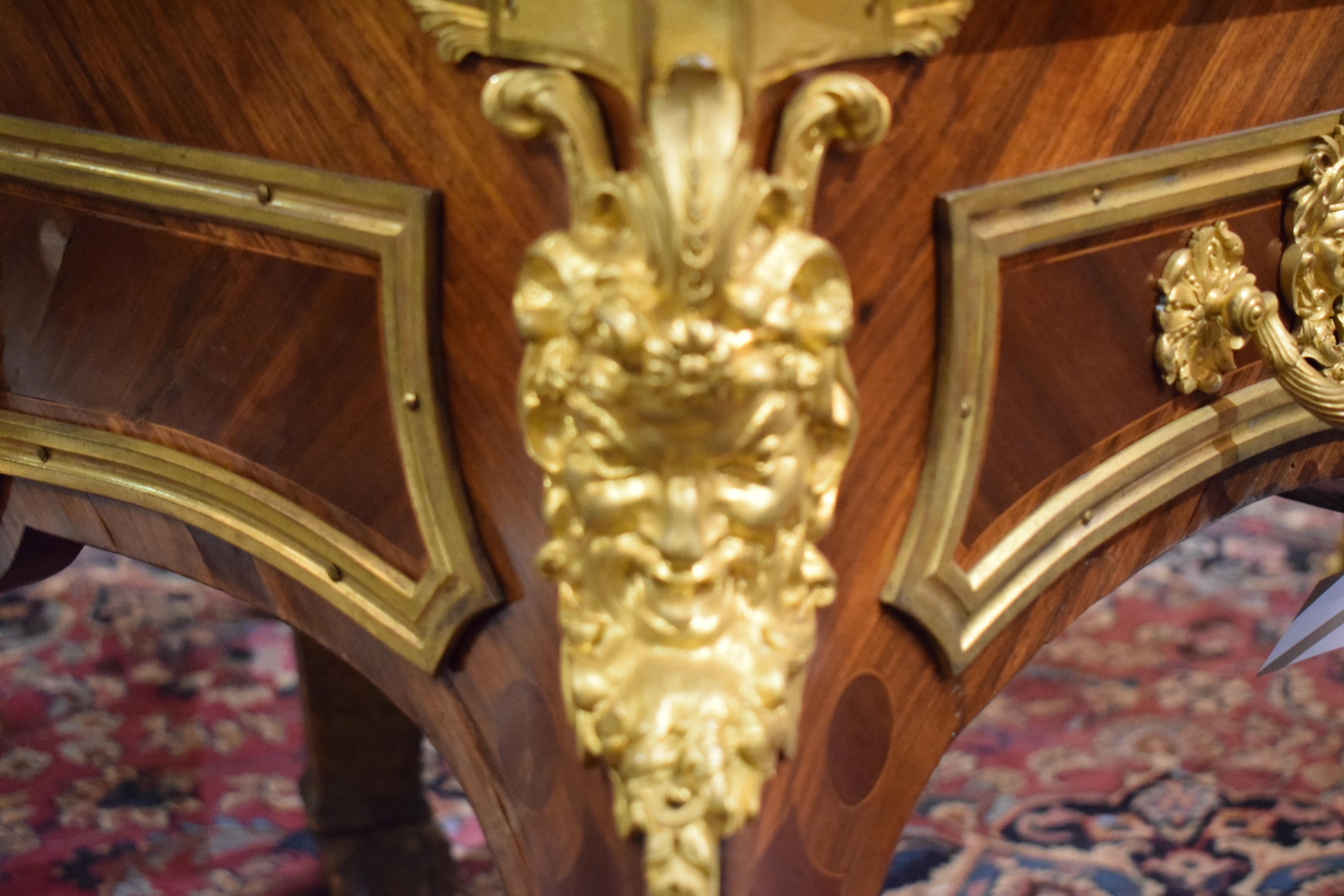 Vergoldete Bronze-Teller aus Tulpenholz im Louis XV.-Stil im Angebot 3