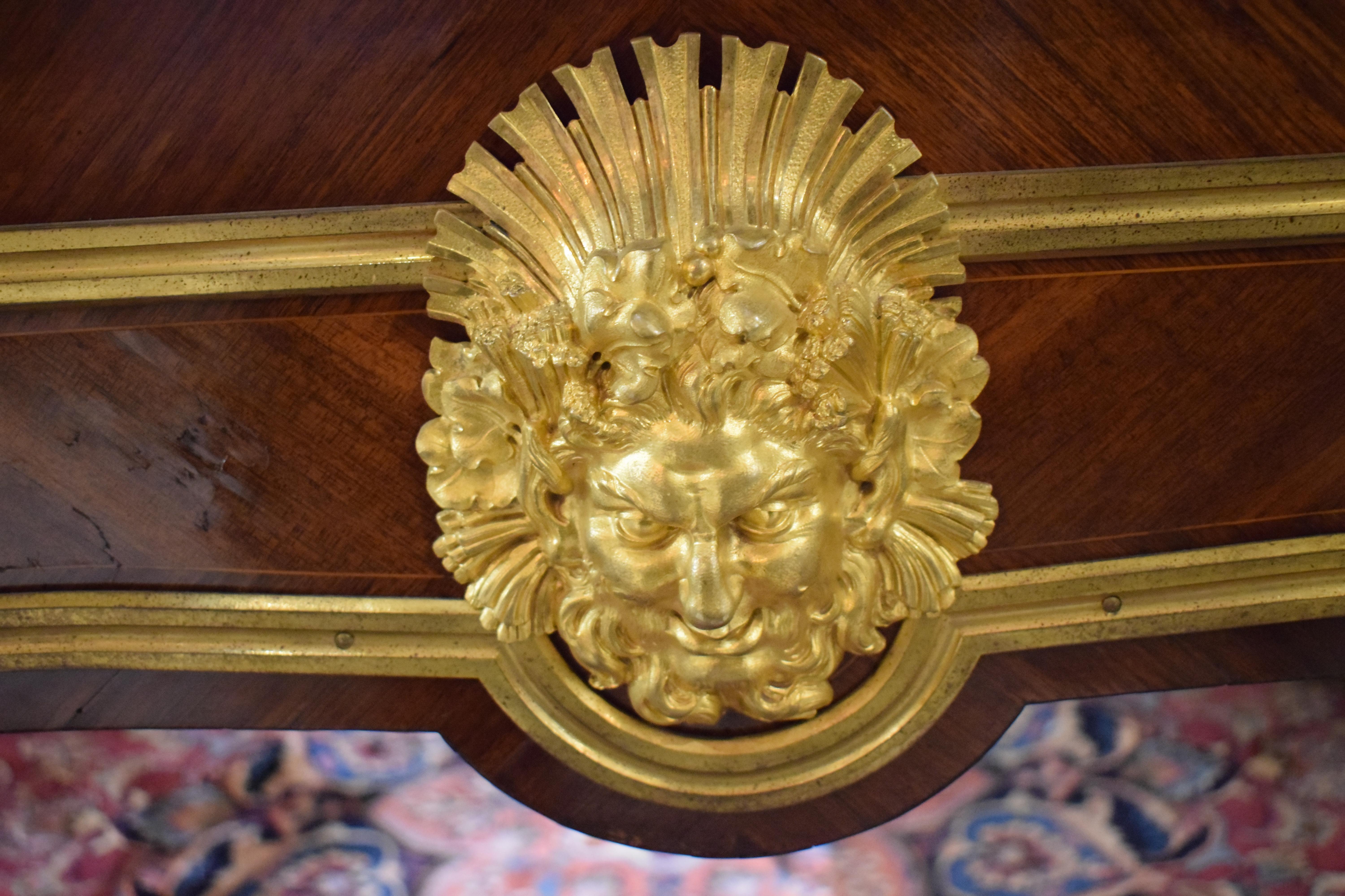 Assiette de bureau de style Louis XV en bois de tulipier montée sur bronze doré en vente 2
