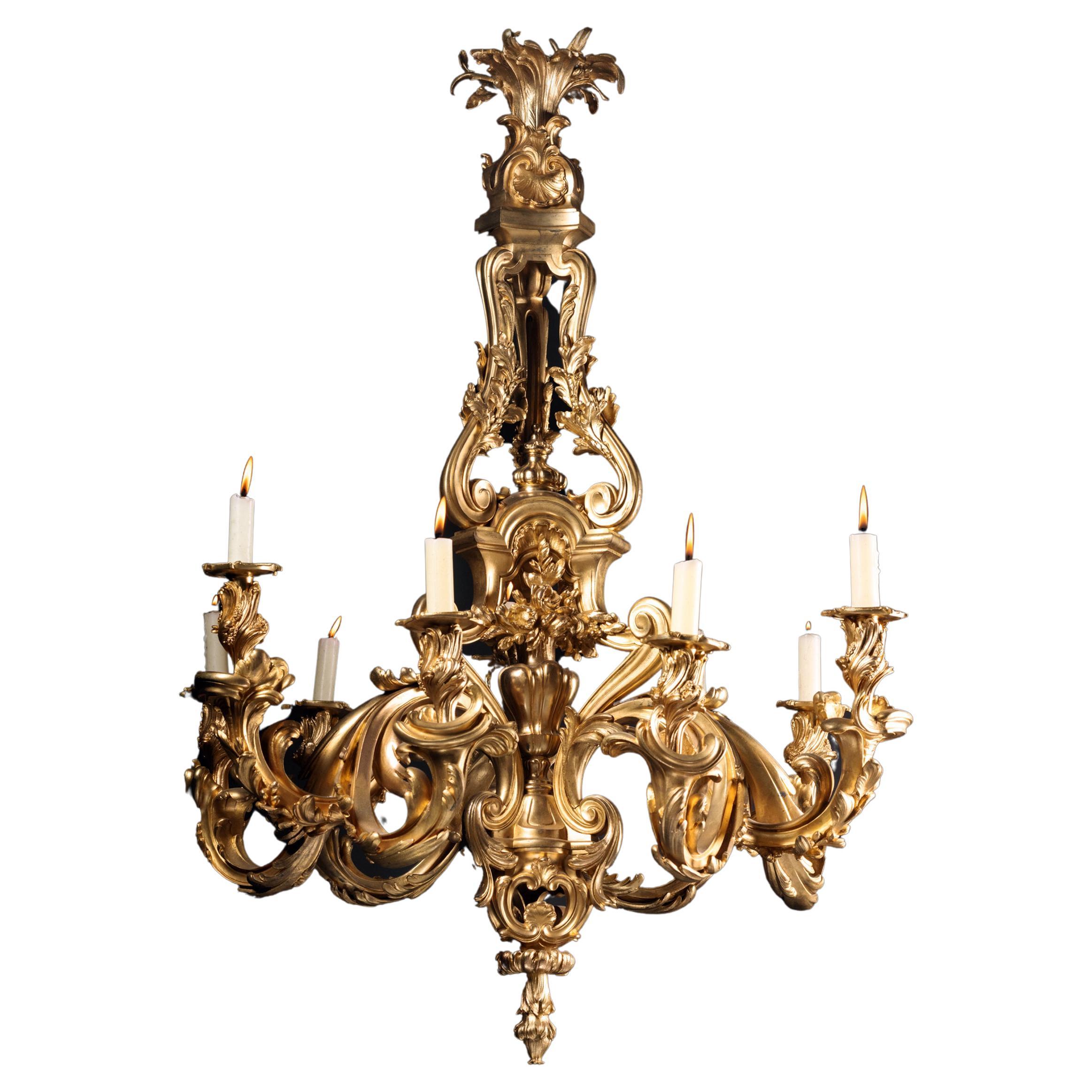 Lustre à neuf lumières en bronze doré de style Louis XV