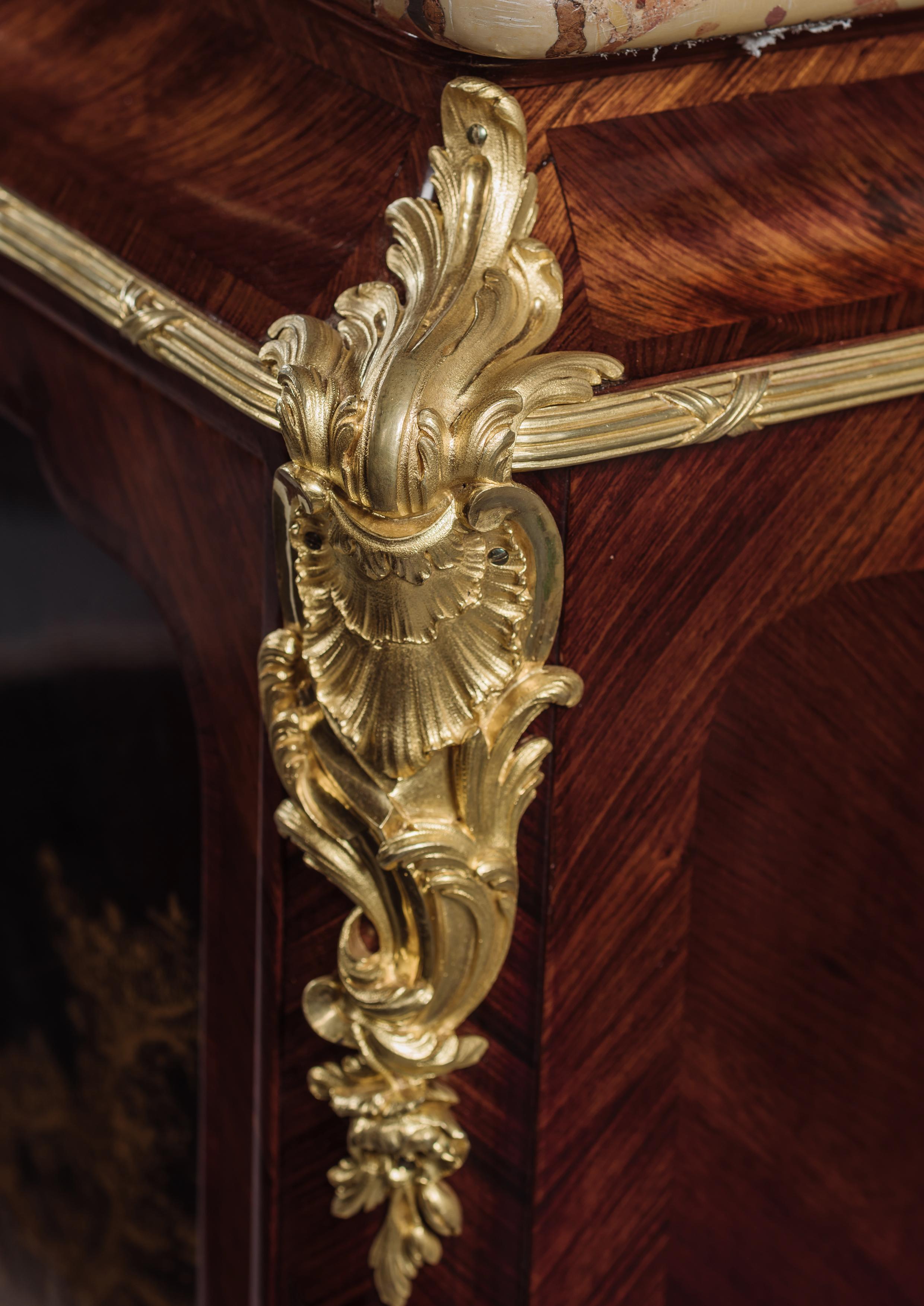 Marbre Fine armoire d'appoint de style Louis XV en laque japonaise d'Henri Nelson, de vers 1900 en vente