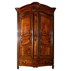 Ein feiner Louis XV Nussbaum Kleiderschrank