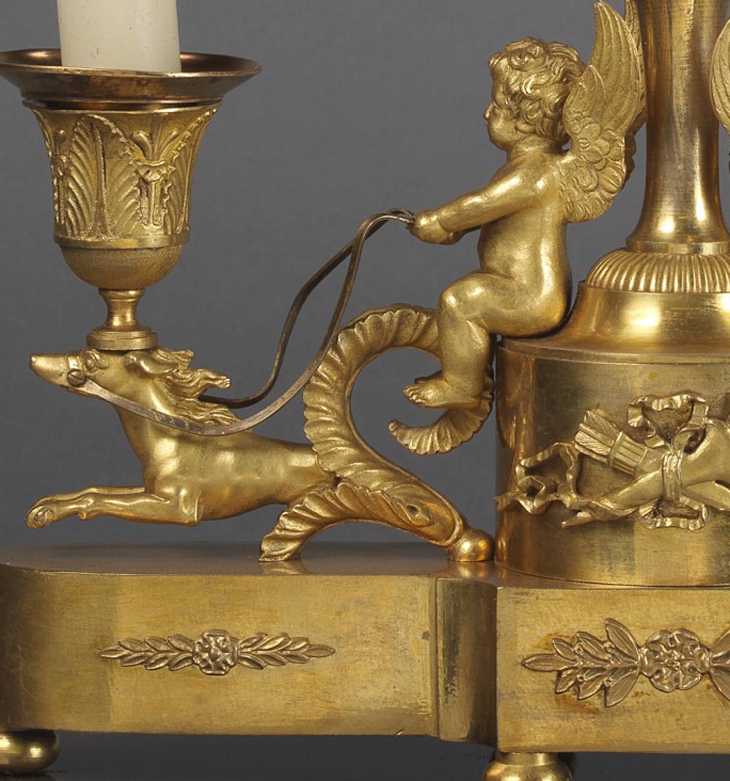 Ébénisé Support de bureau à trois lumières de style Louis XVI en bronze doré et ébène, vers 1820 en vente