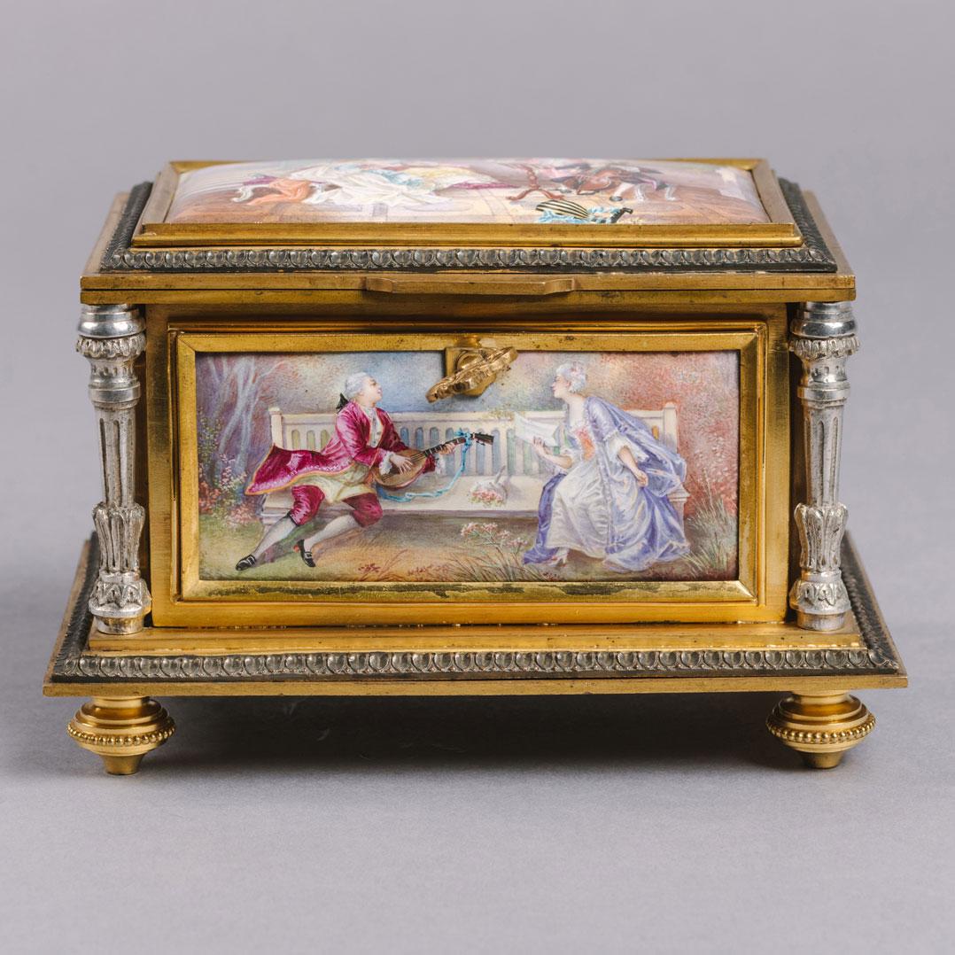 Feine Schmuckschatulle aus vergoldeter Bronze und Porzellan im Louis-XVI-Stil mit Sèvres-Einfassung.

Das rechteckige Schmuckkästchen hat einen abschließbaren Klappdeckel über versilberten Säulen und ist mit fünf fein gemalten Porzellanplaketten