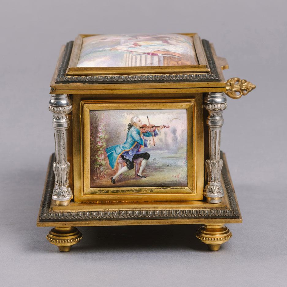 Français Bijoux à poser ou suspendre de style Louis XVI en bronze doré et porcelaine Svres en vente