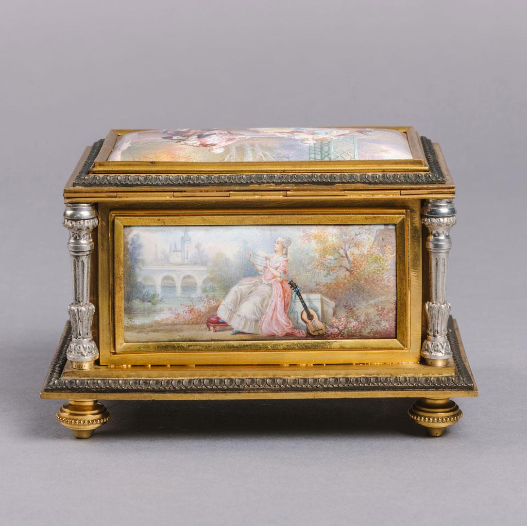Doré Bijoux à poser ou suspendre de style Louis XVI en bronze doré et porcelaine Svres en vente
