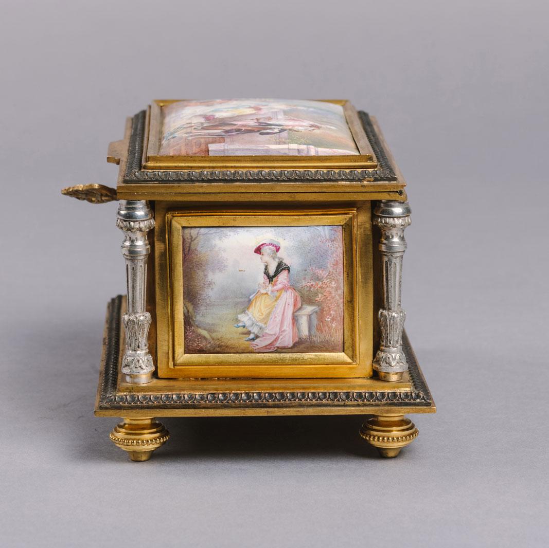 Schmuck im Louis-XVI.-Stil aus vergoldeter Bronze und Porzellan im Svres-Stil (Vergoldet) im Angebot