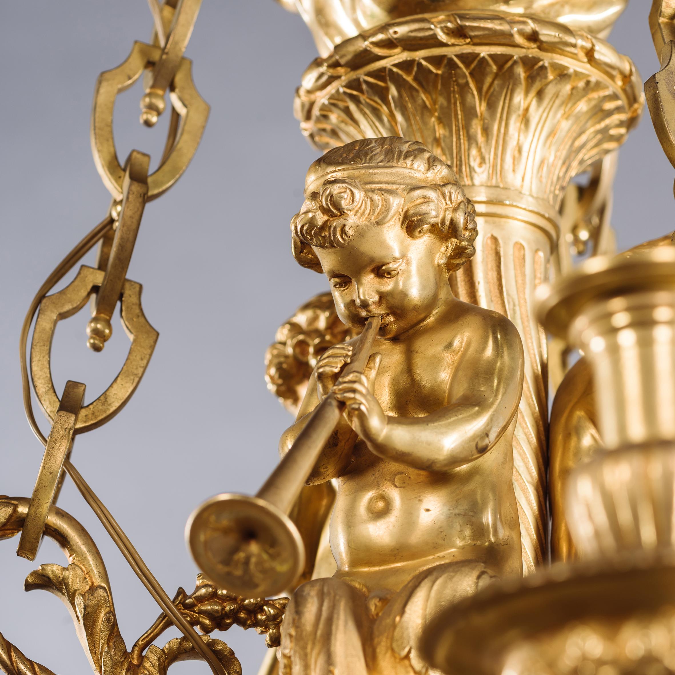 Fino candelabro de doce luces estilo Luis XVI con querubín de bronce dorado en venta 3