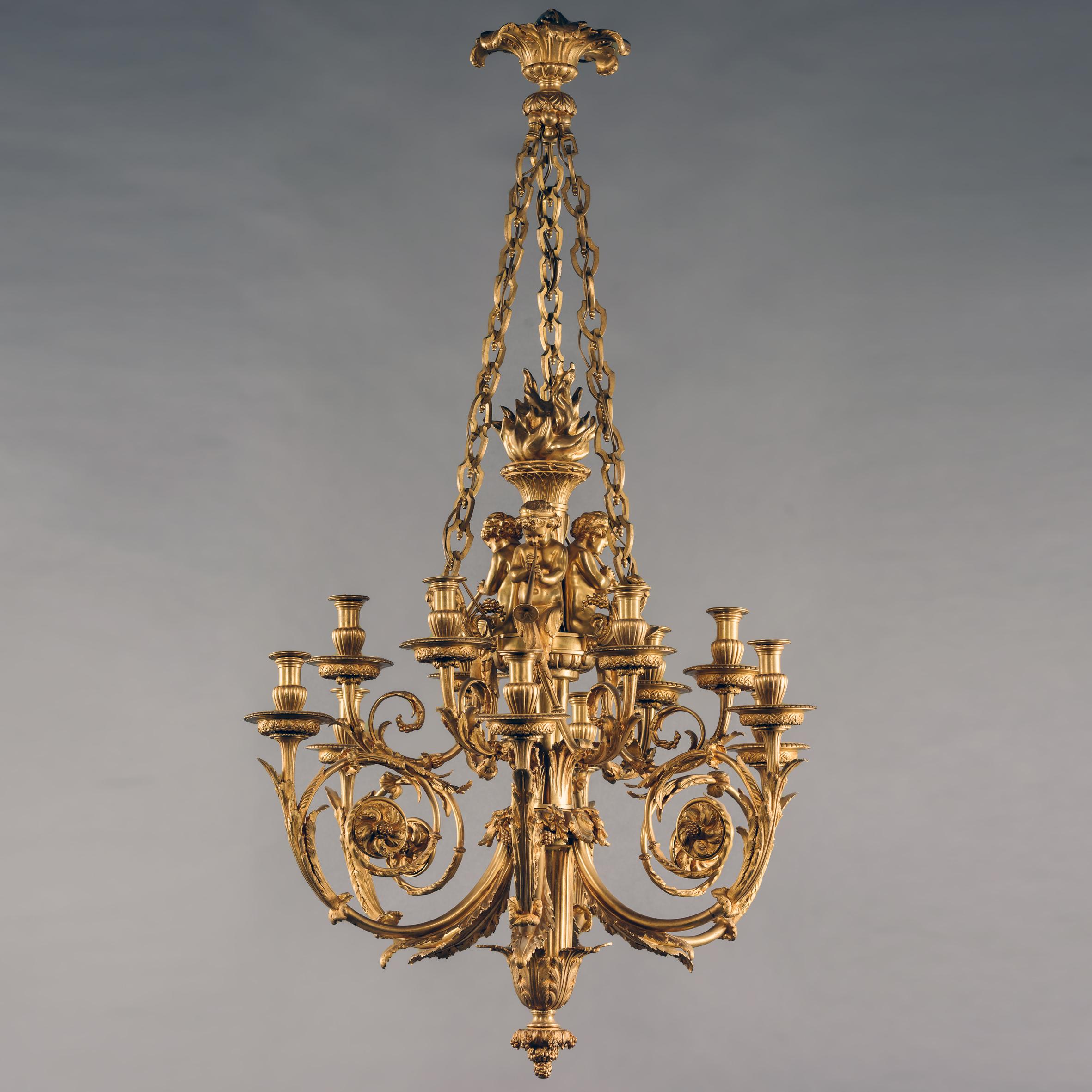 Fino candelabro de doce luces estilo Luis XVI, de bronce dorado y querubín, según el modelo de Pierre Gouthière para Marie Antoinette.

El candelabro tiene unos elaborados brazos con roleos de acanto que salen de un tallo de antorcha clásico