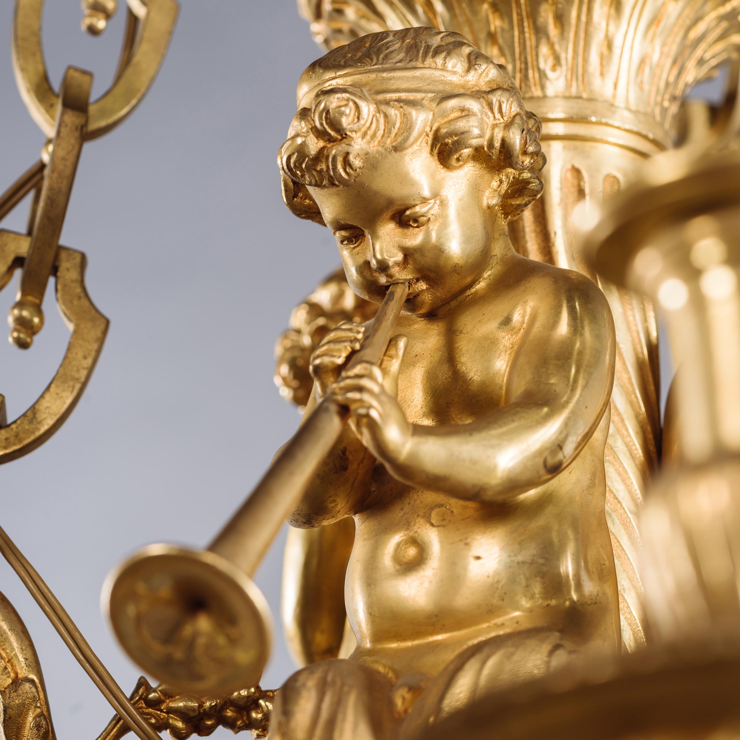 Fino candelabro de doce luces estilo Luis XVI con querubín de bronce dorado Francés en venta