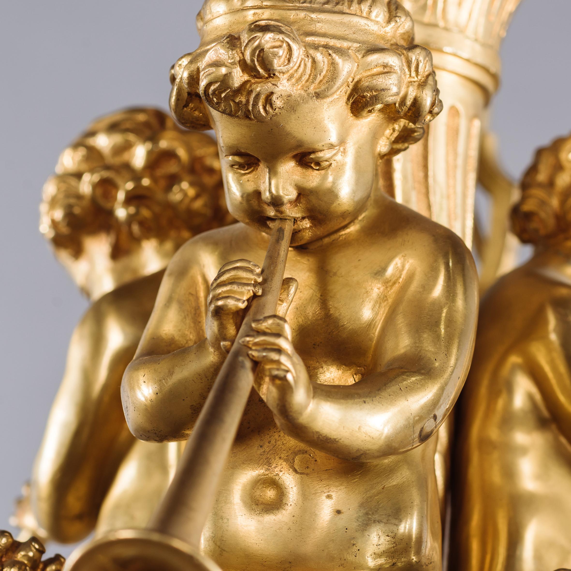Fino candelabro de doce luces estilo Luis XVI con querubín de bronce dorado Dorado en venta