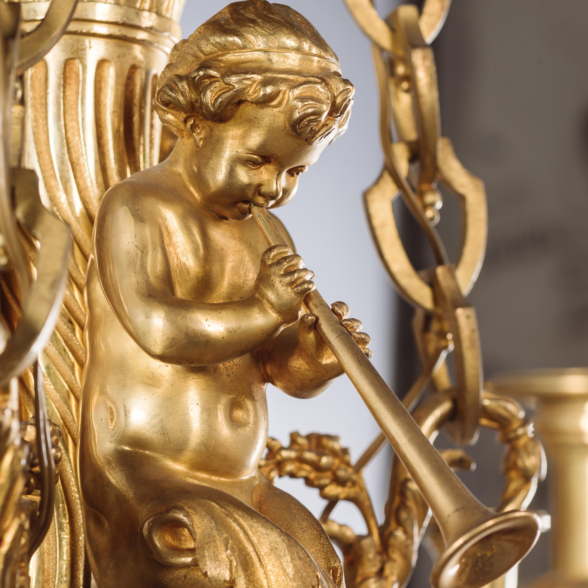 Fino candelabro de doce luces estilo Luis XVI con querubín de bronce dorado siglo XIX en venta