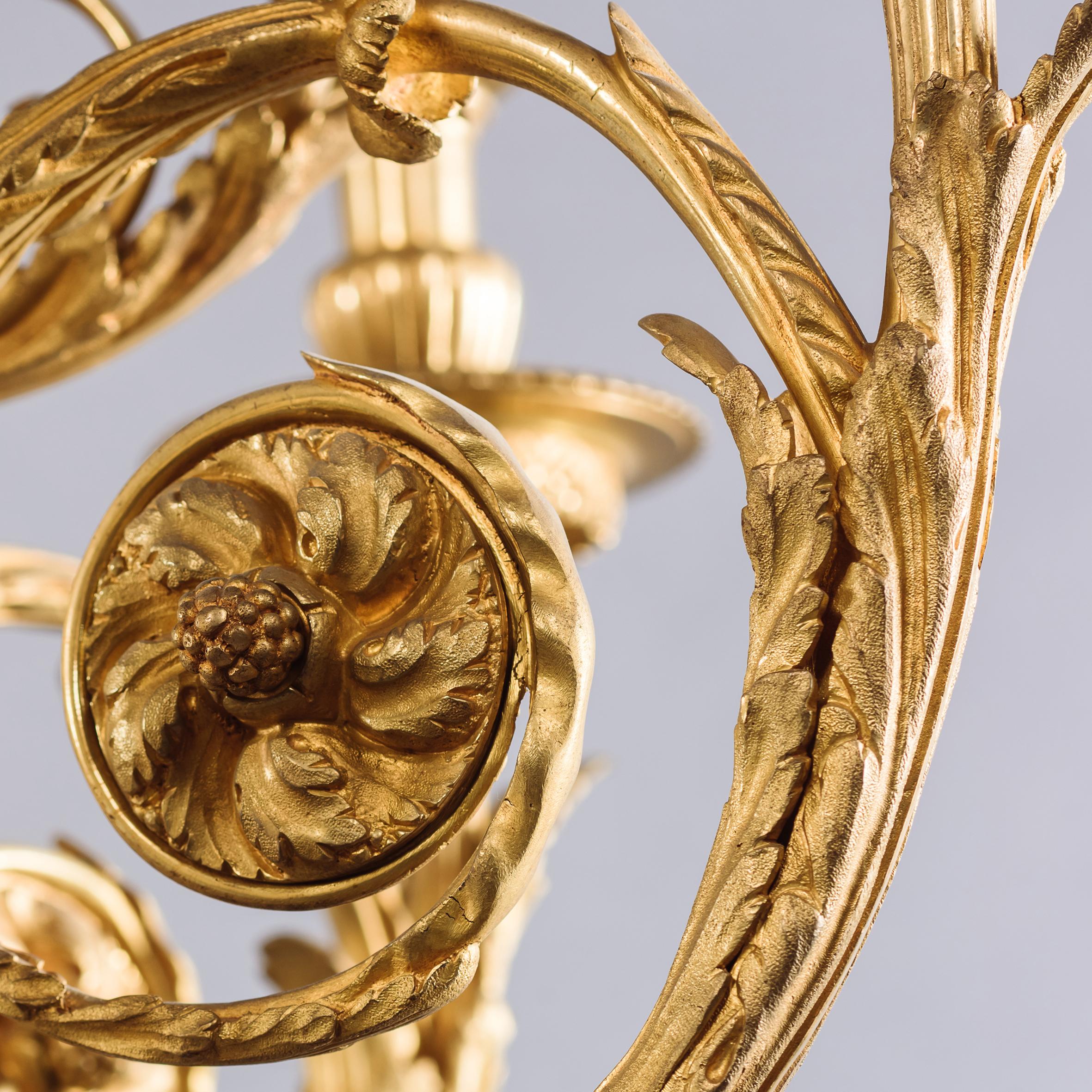 Fino candelabro de doce luces estilo Luis XVI con querubín de bronce dorado Bronce en venta
