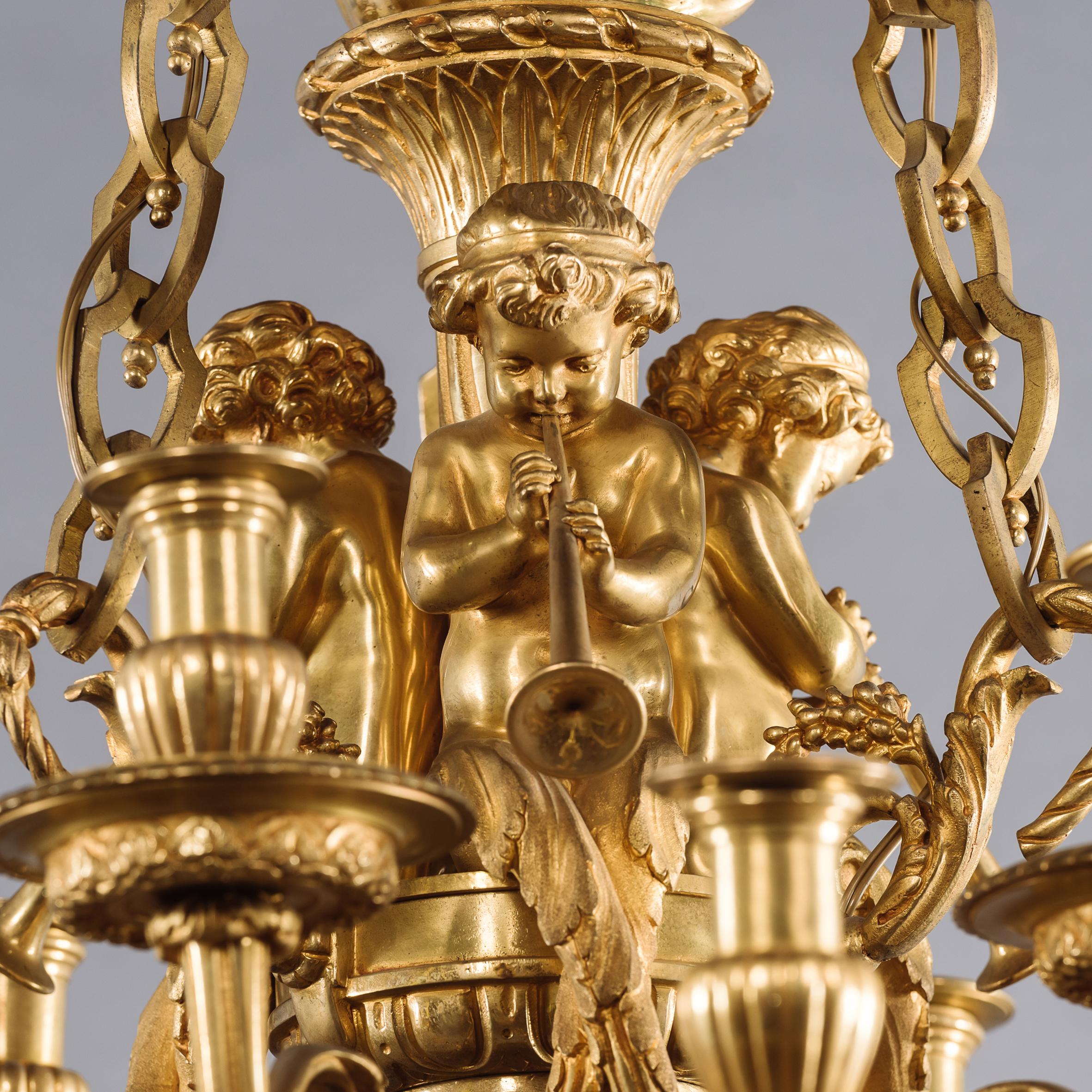 Fino candelabro de doce luces estilo Luis XVI con querubín de bronce dorado en venta 1
