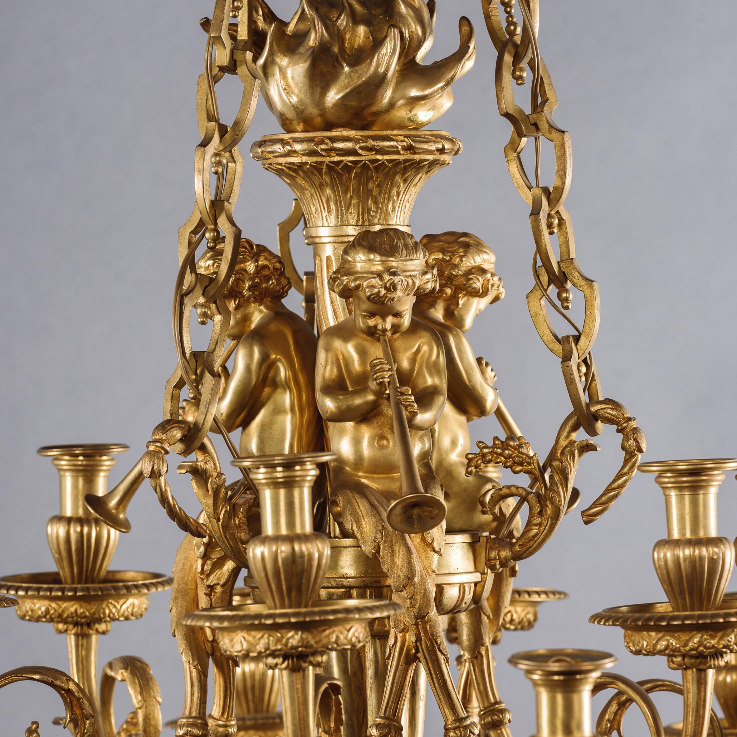 Fino candelabro de doce luces estilo Luis XVI con querubín de bronce dorado en venta 2