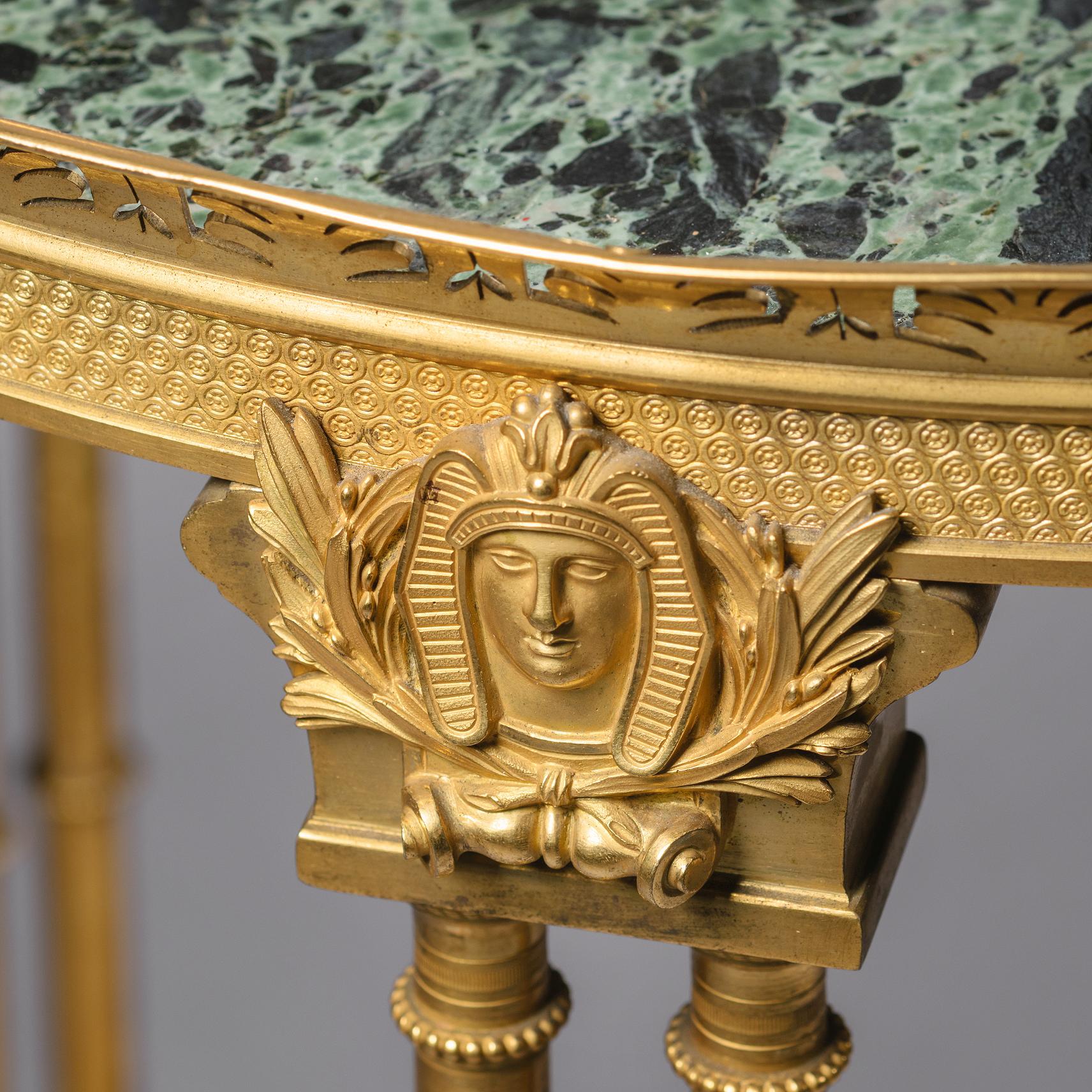 Feines Guéridon aus vergoldeter Bronze im Louis XVI-Stil (Louis XVI.) im Angebot