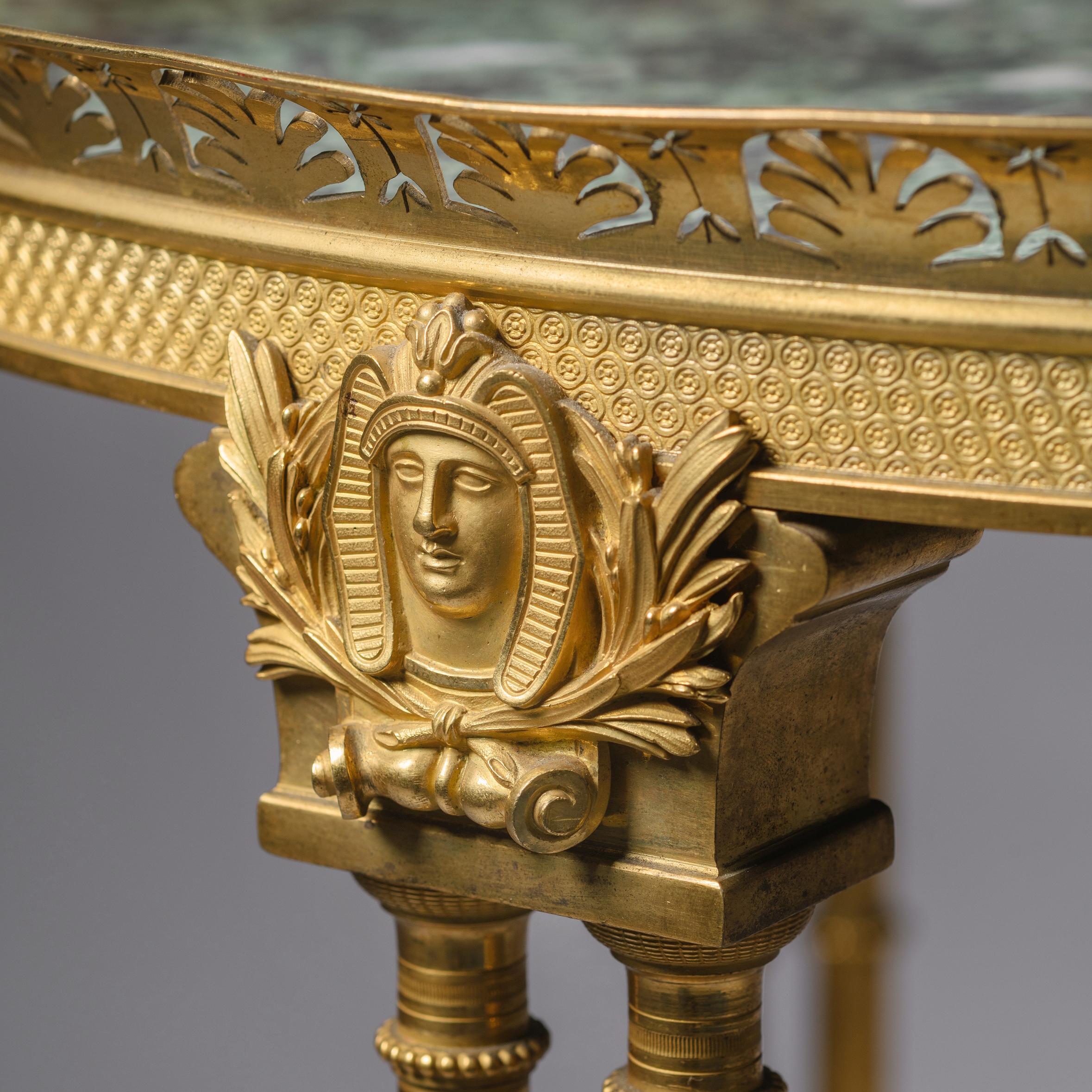 Feines Guéridon aus vergoldeter Bronze im Louis XVI-Stil (Vergoldet) im Angebot