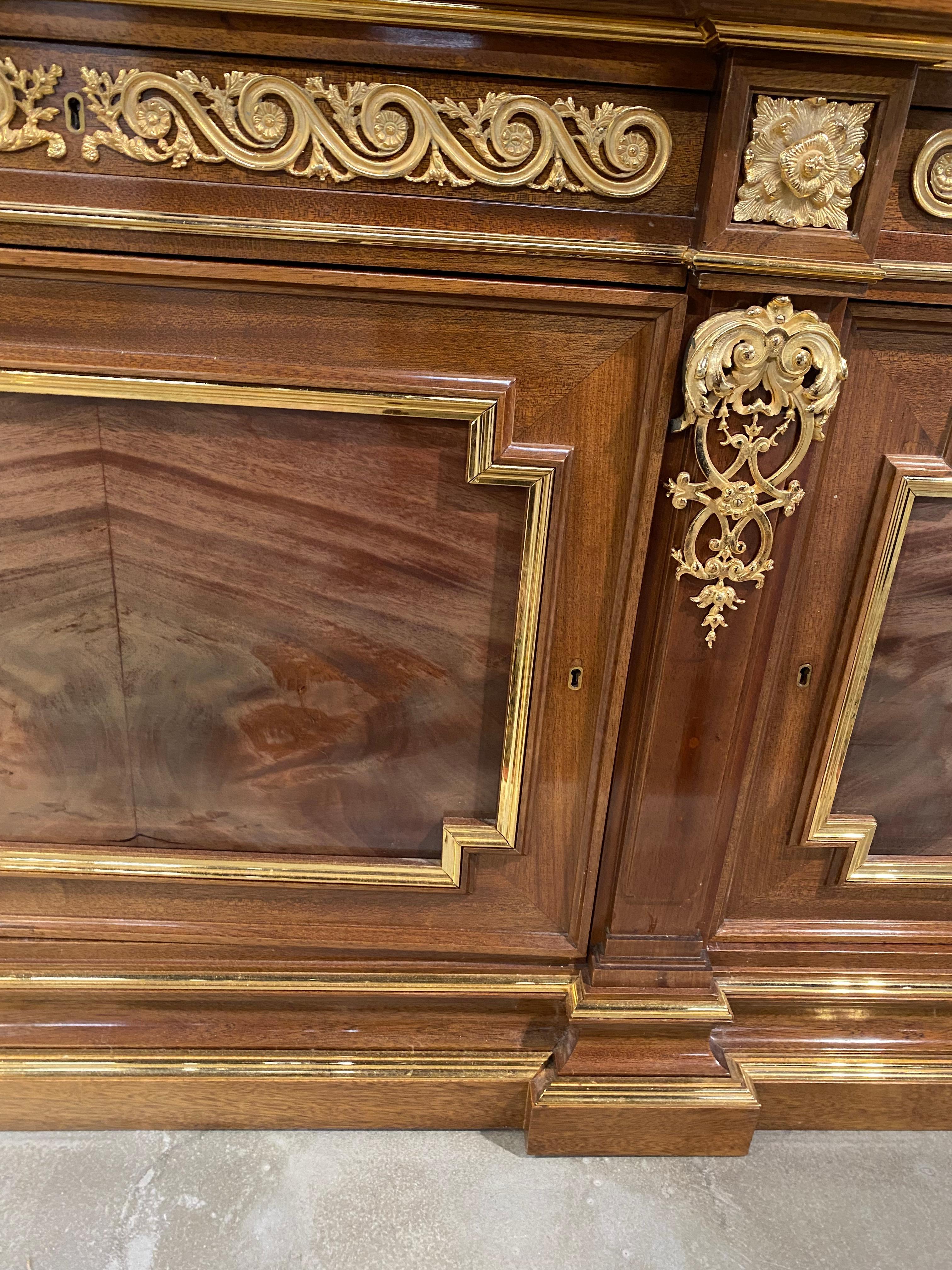 Ein feines Bücherregal aus Mahagoni im Louis-XVI.-Stil mit vergoldeter Bronzebeschlägen im Angebot 1