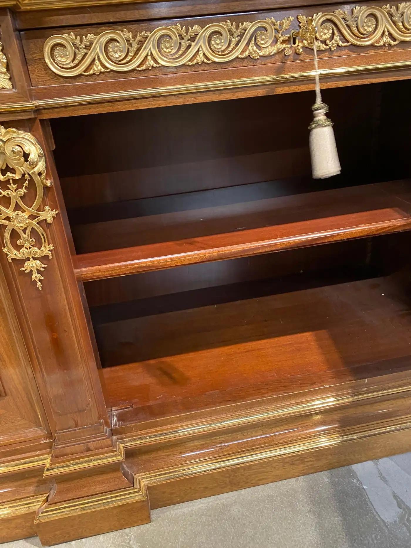 Eine feine Louis XVI Stil vergoldet-Bronze montiert Mahagoni Bücherregal Bibliotheque im Angebot 3