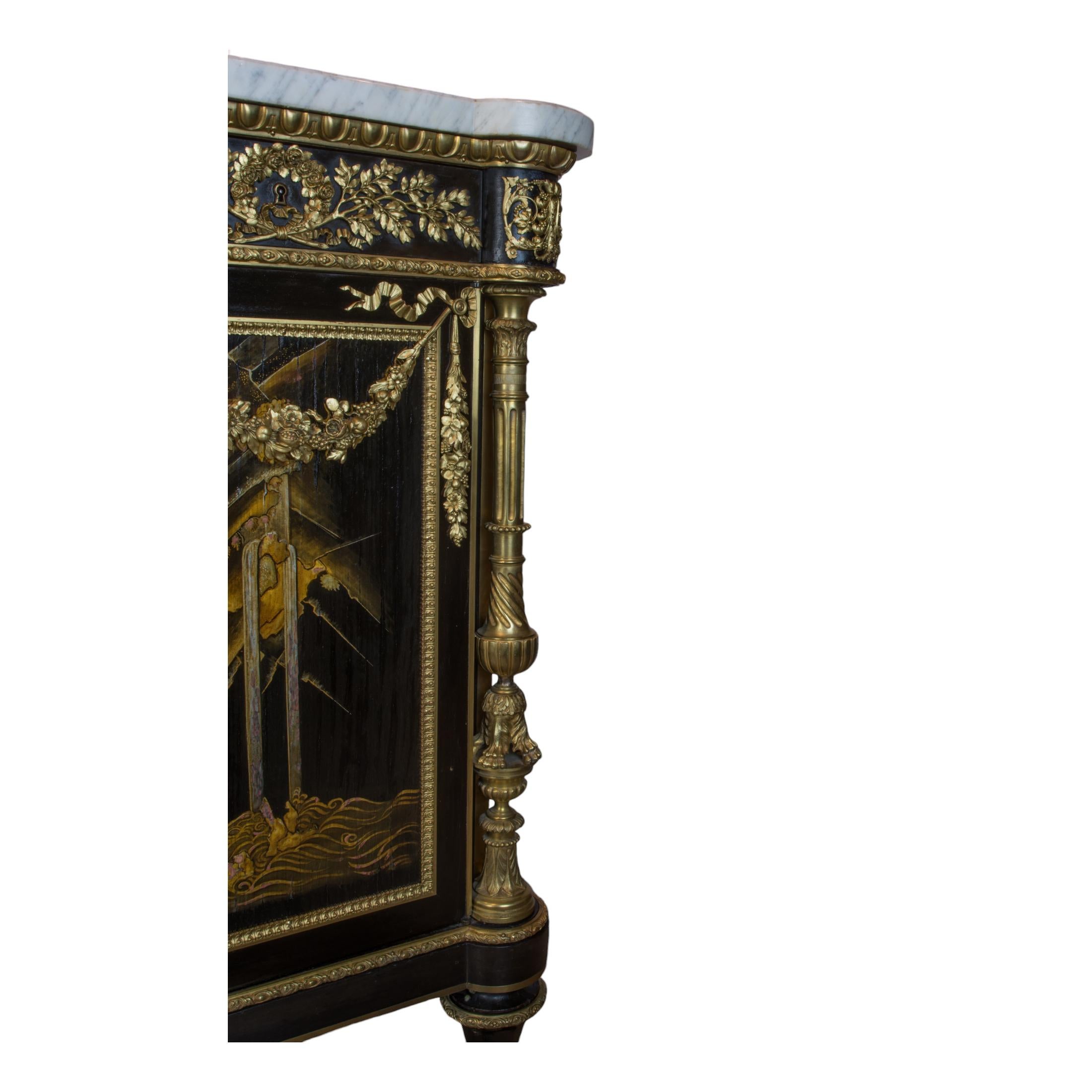 Francese Una raffinata commode à Vantaux in stile Luigi XVI con piano in lacca giapponese e marmo ebano in vendita