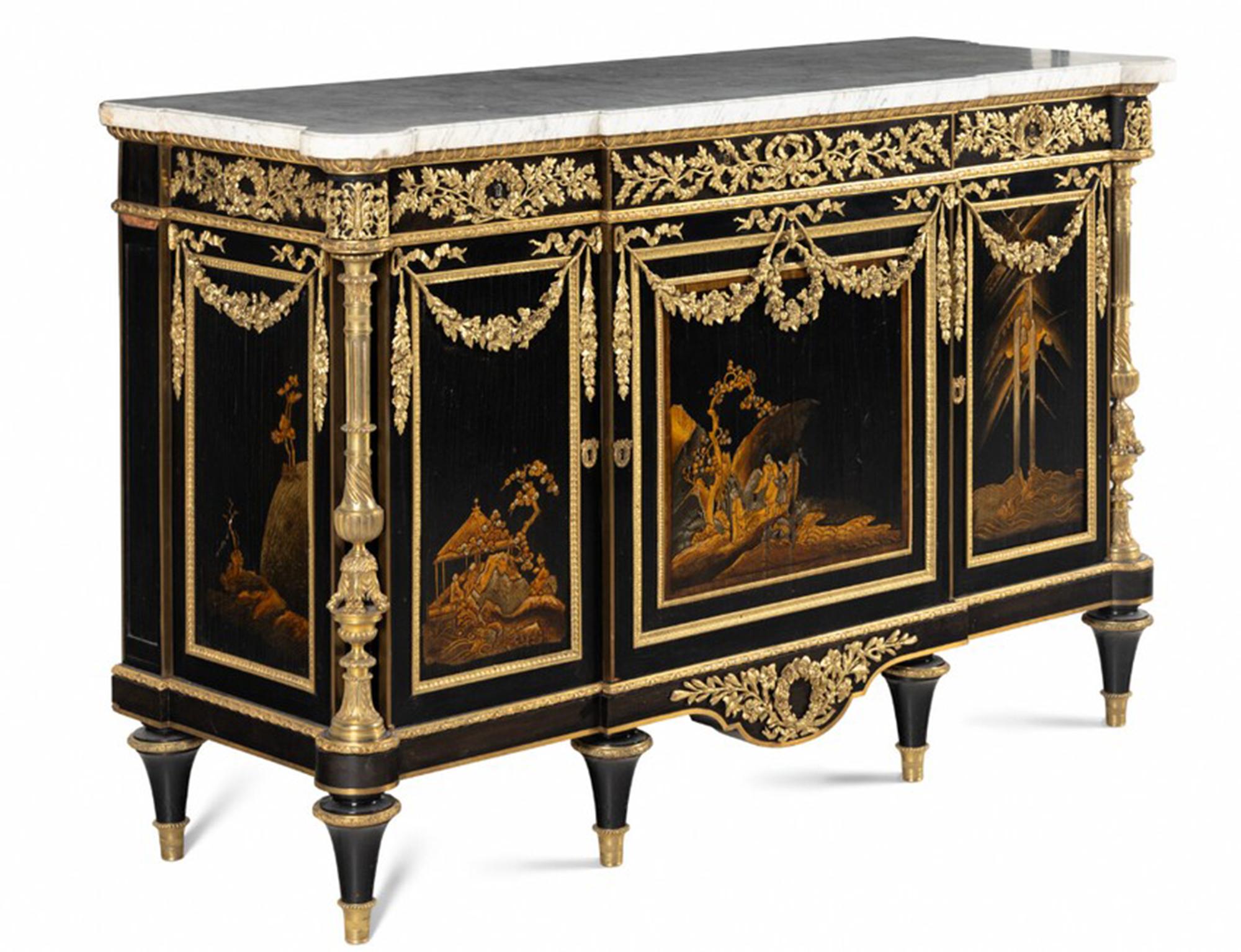 Commode à Vantaux con piano in marmo e lacca giapponese e ebano, montata su bronzo dorato in stile Luigi XVI

Dopo il modello di Martin Carlin, Parigi, 1890 ca.
Altezza 37 x larghezza 60 x profondità 21 pollici.

Il disegno di questa commode è