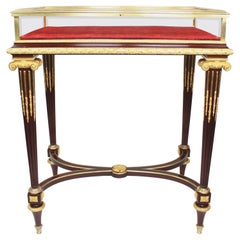Un bellissimo tavolino-vetrina in mogano con finiture in bronzo dorato in stile Luigi XVI, opera di Henri Dasson