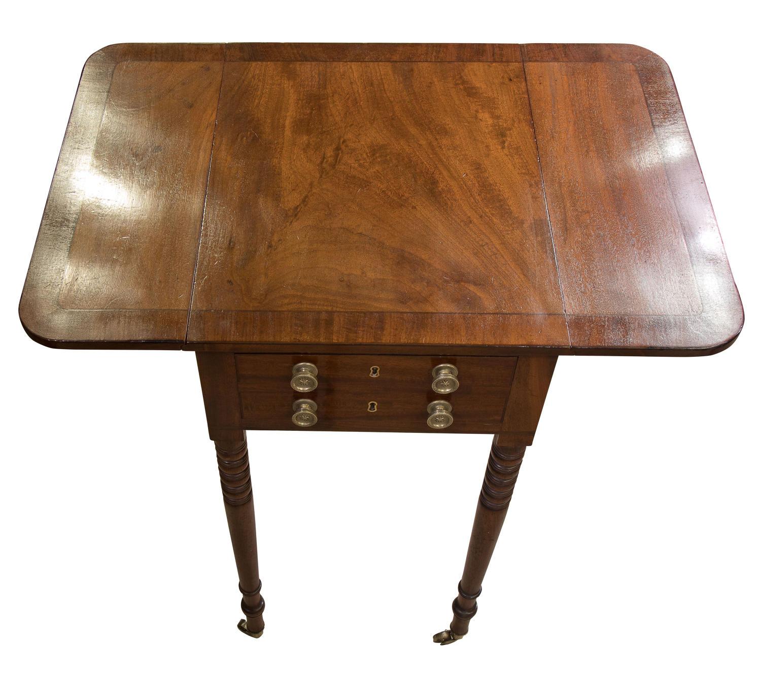 English A Fine Mahogany and Crossbanded dropleaf Worktable c1810 For Sale