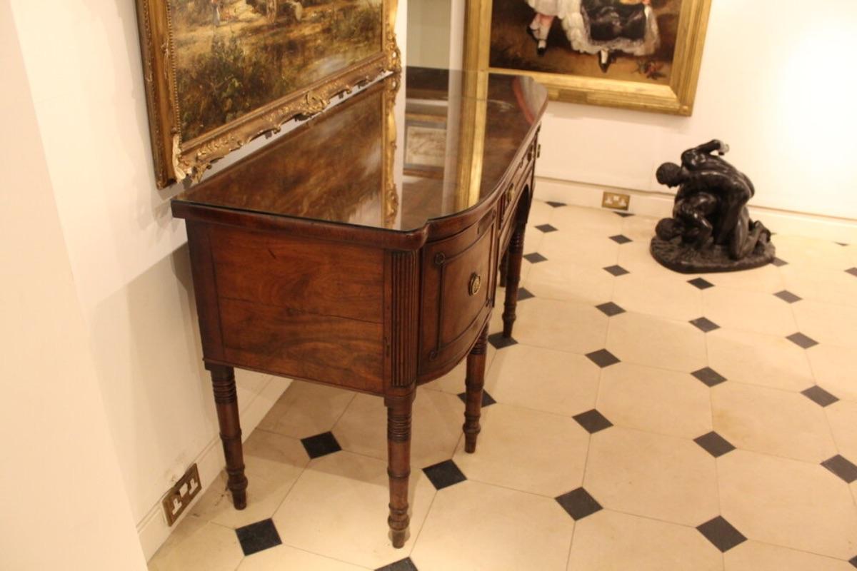 Fine Mahogany Georgian Dining Room Sideboard In Good Condition For Sale In Lincoln, GB