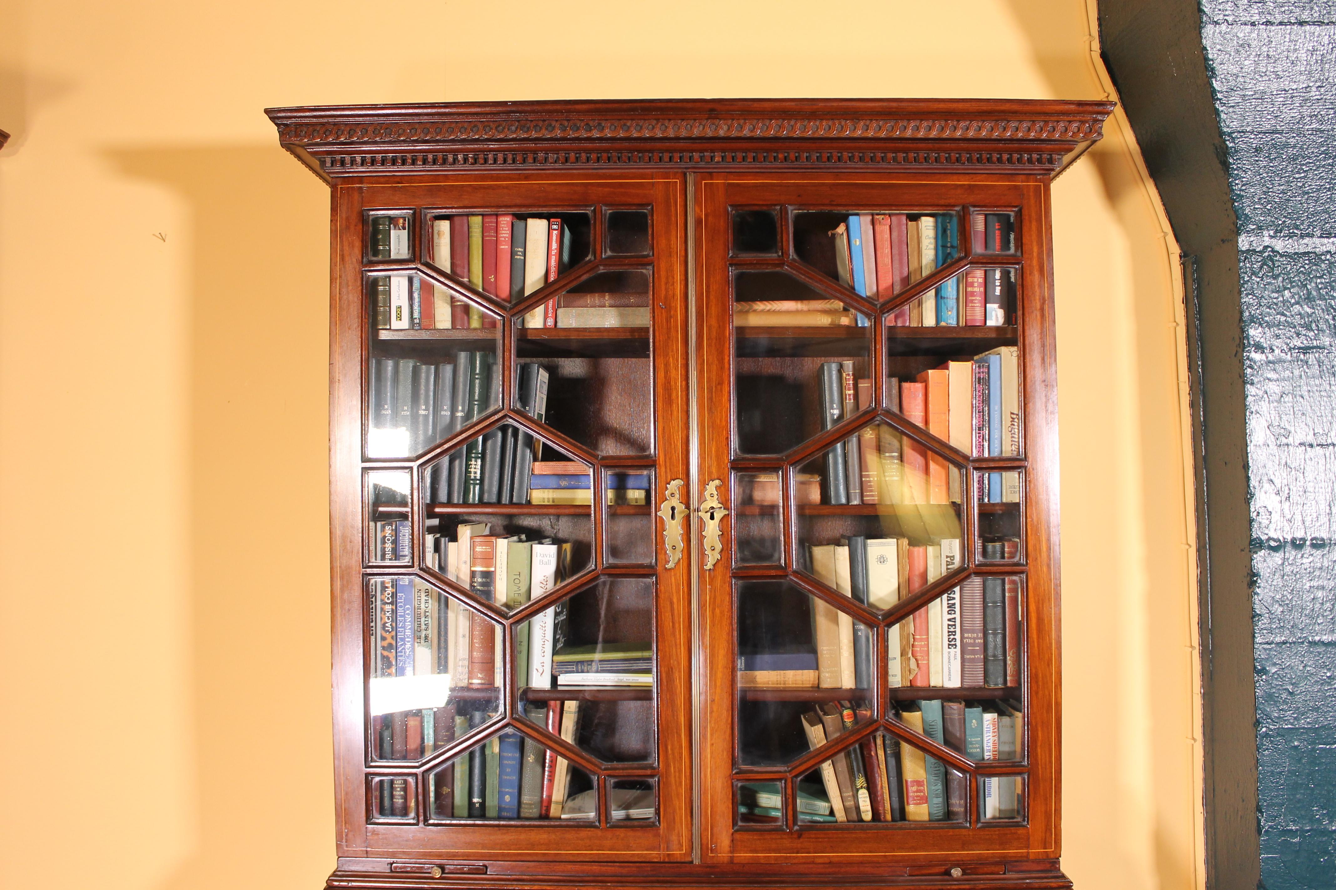 A fine Georgian period mahogany secretaire bookcase 18th century. 

Fine bookcase with a Delicate glazed crossbanded upper doors with three adjustable shelves and a beautiful original corniche. 

The lower part is composed of a fine bureau with